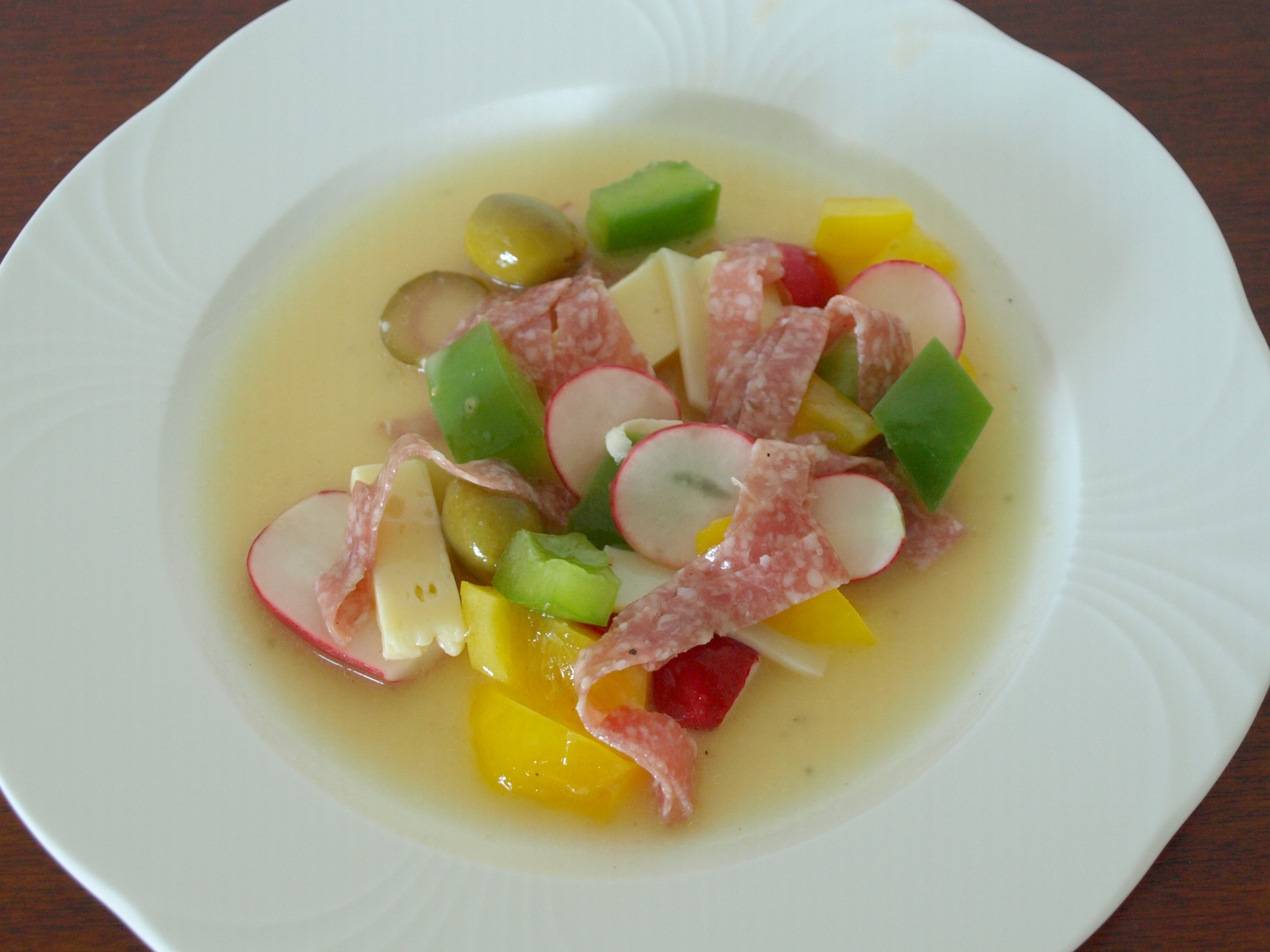 Sommersalat mit Paprika, Radieschen, Salami
              und Kse