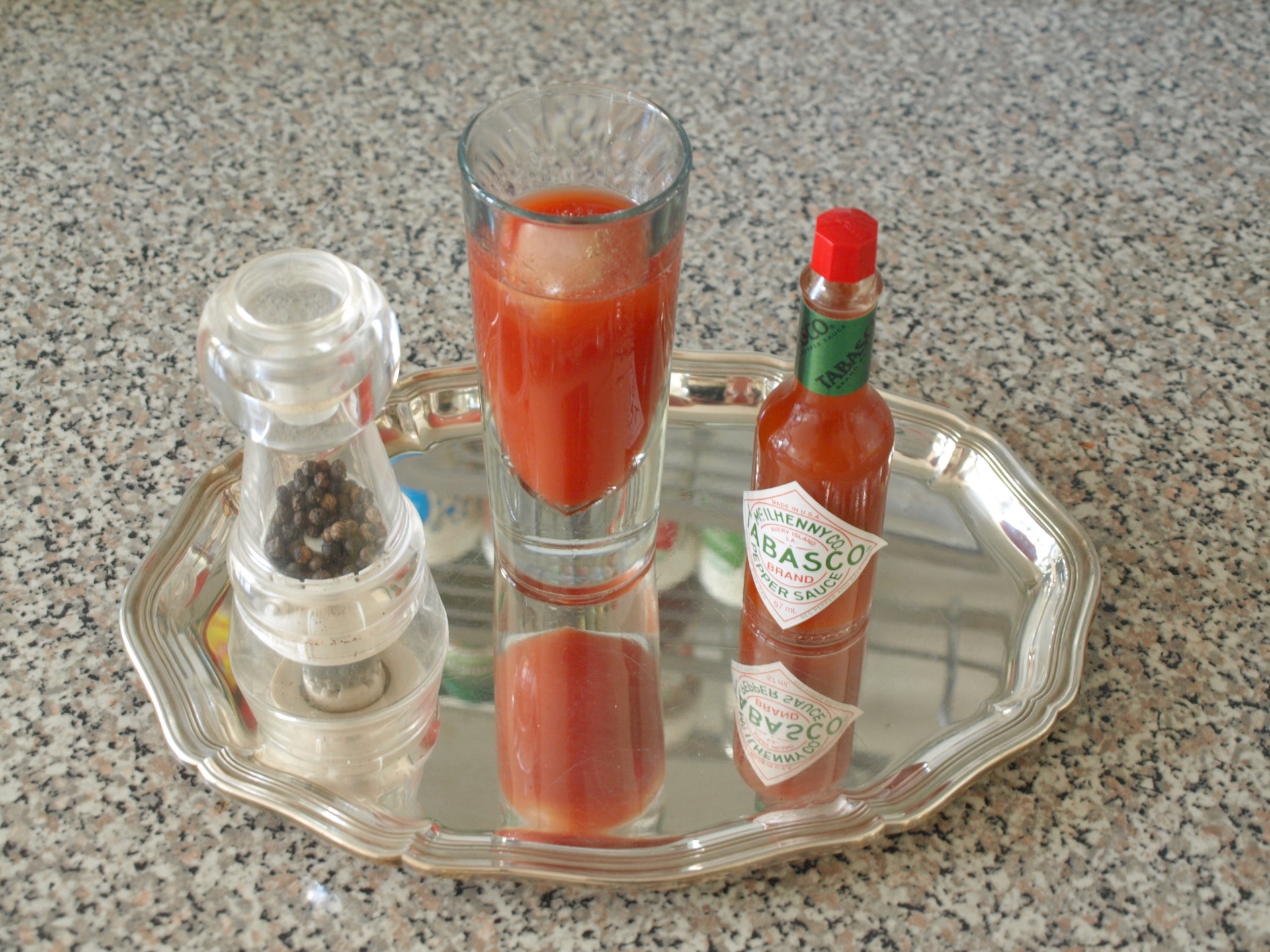 Tomatensaft mit Pfeffer und Tabasco