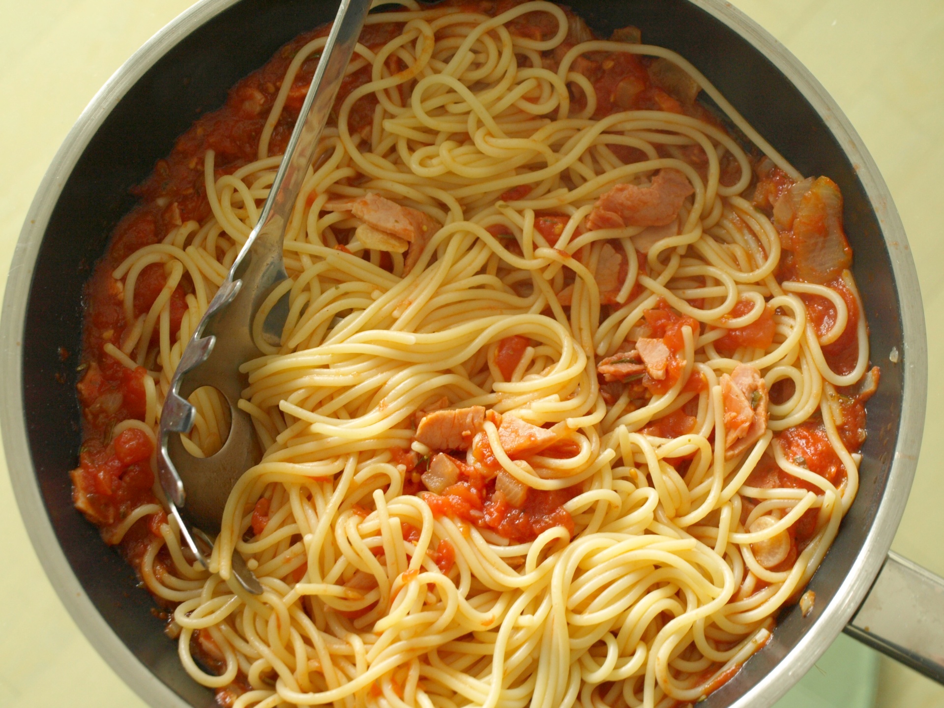 Spaghetti mit Tomatensauce und Kochschinken
