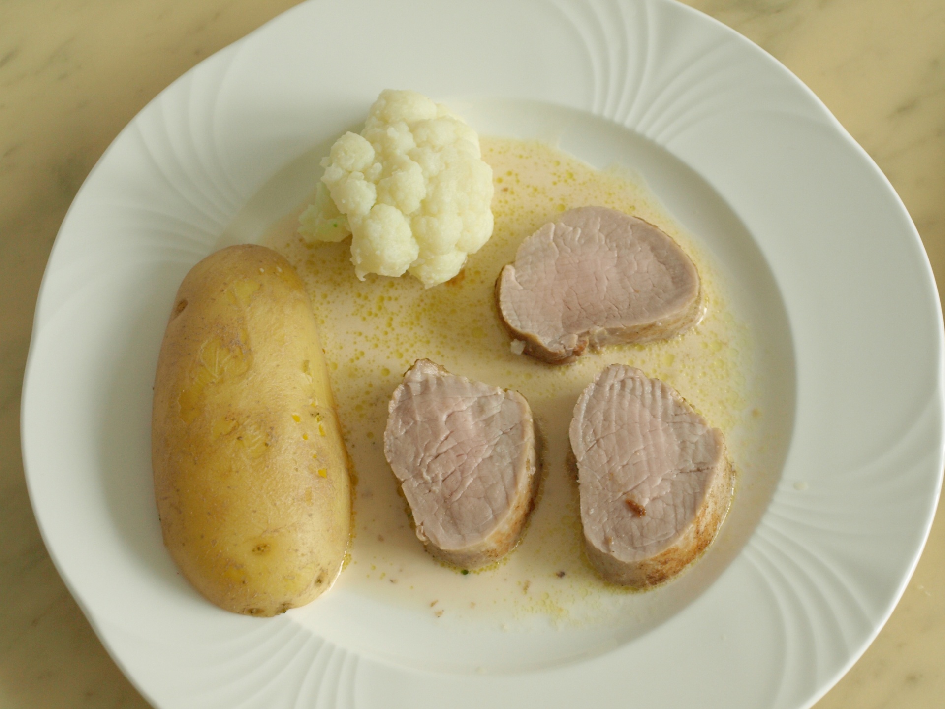Schweinefilet mit Pellkartoffeln und
              Blumenkohl