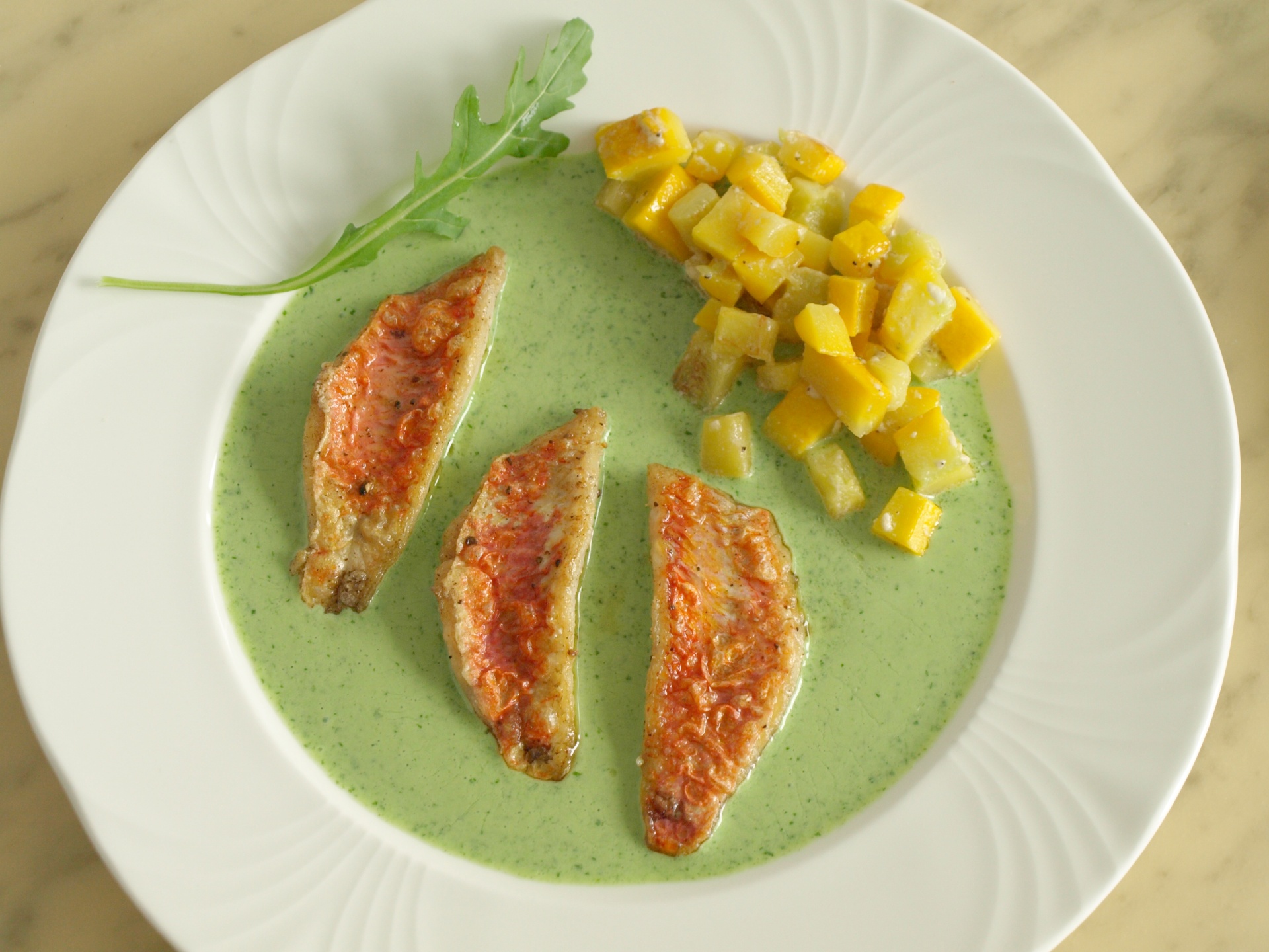 Rotbarben auf Rucola-Sauce 
