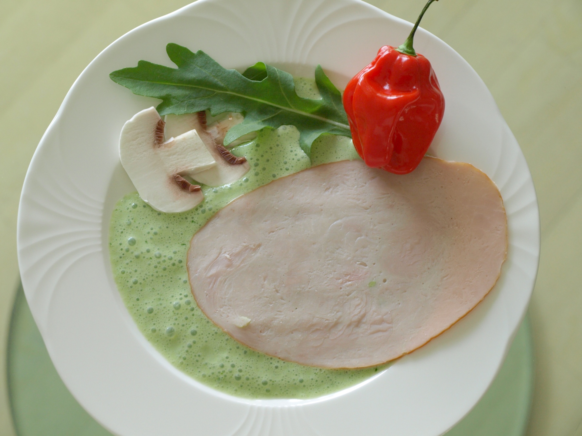 Gerucherte Putenbrustscheiben auf
              Rucola-Sauce