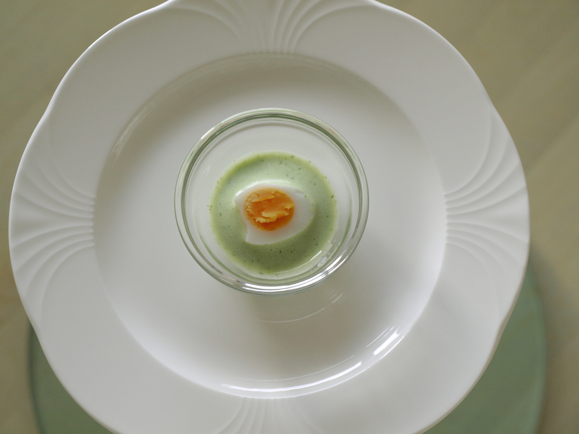 Wachtelei auf Rucola-Sauce