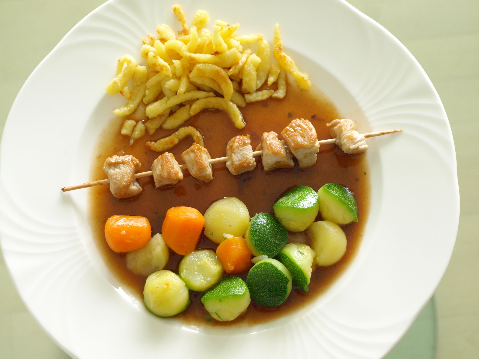 Putenspiee mit Gemsekugeln und Sptzle auf
              Rotweinsauce