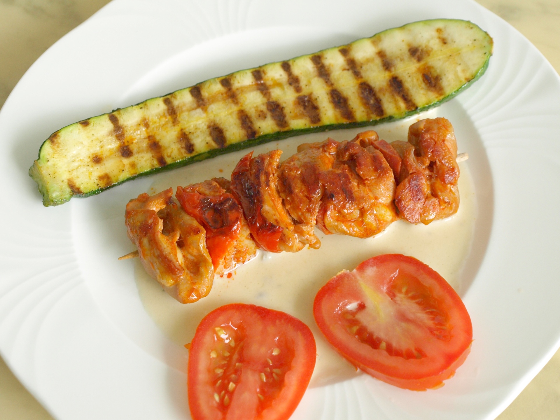 Hhnchenspiee mit Gorgonzolasauce und
              gegrillter Zucchinischeibe