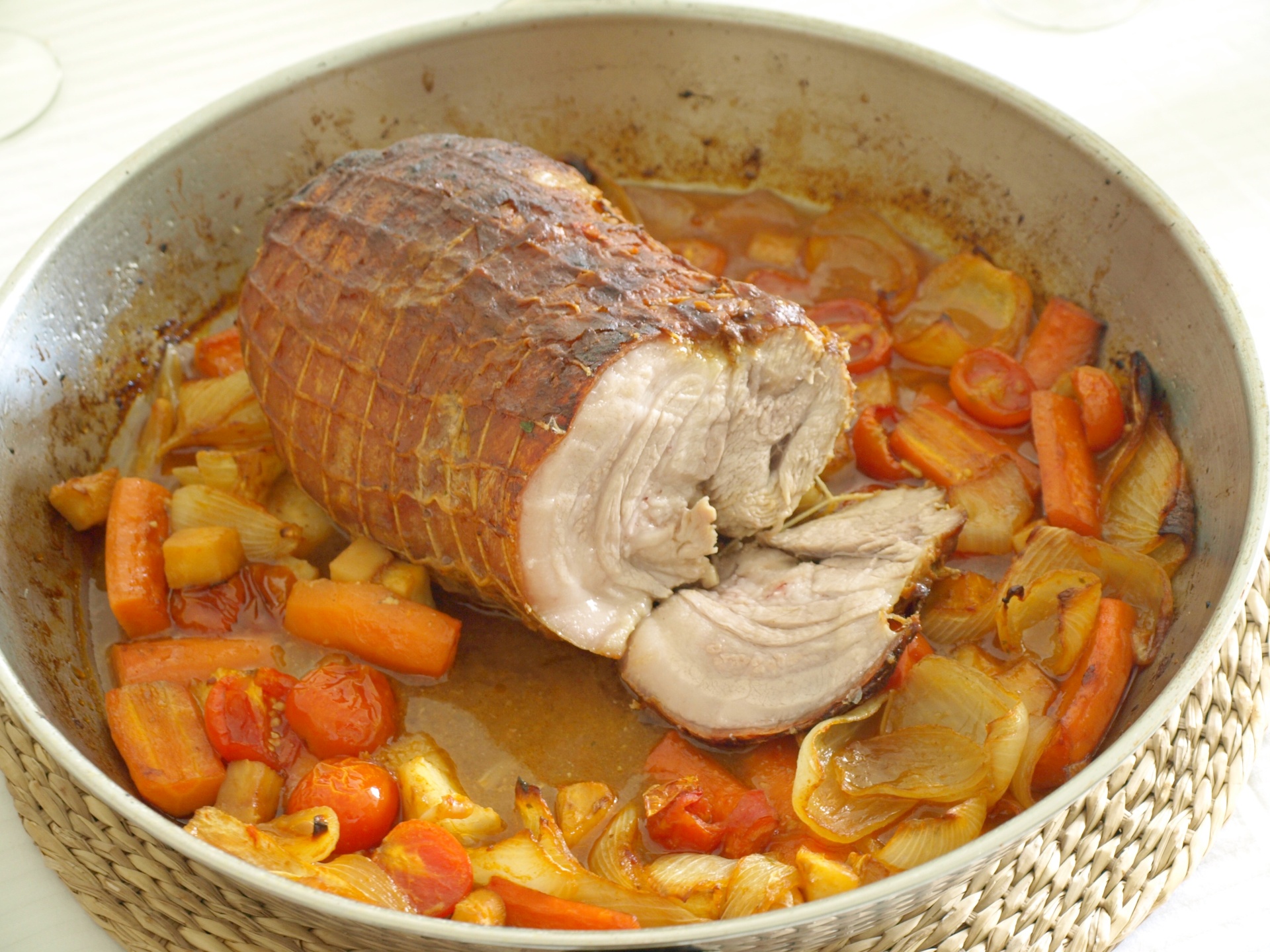 Schweinerollbraten vom Spanferkel mit
              Dunkelbiersauce