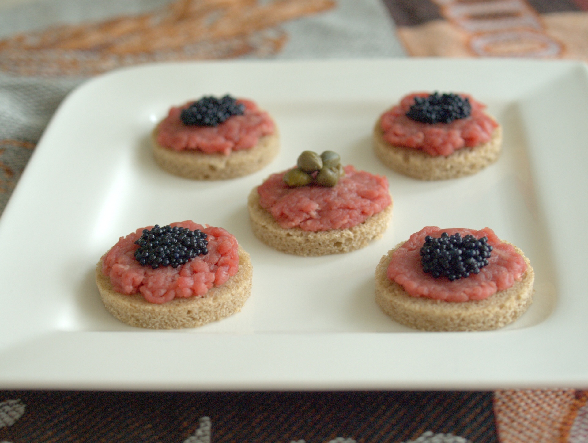 Roggenbrottaler mit Tartar und deutschem
              Kaviar