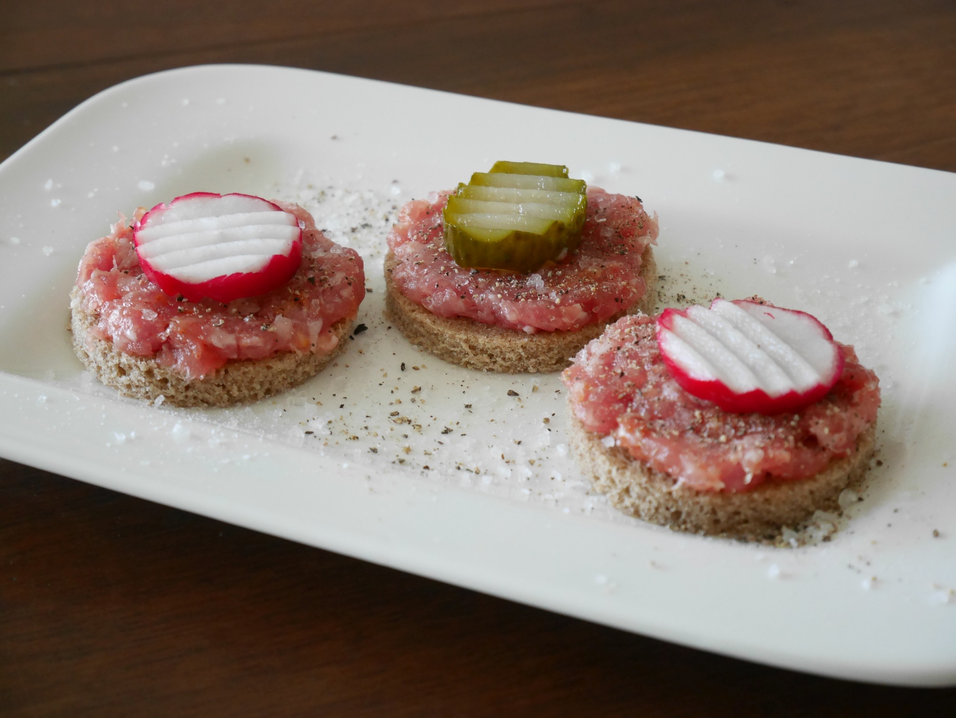 Roggenbrottaler mit Schweinemett und
              Cornichons