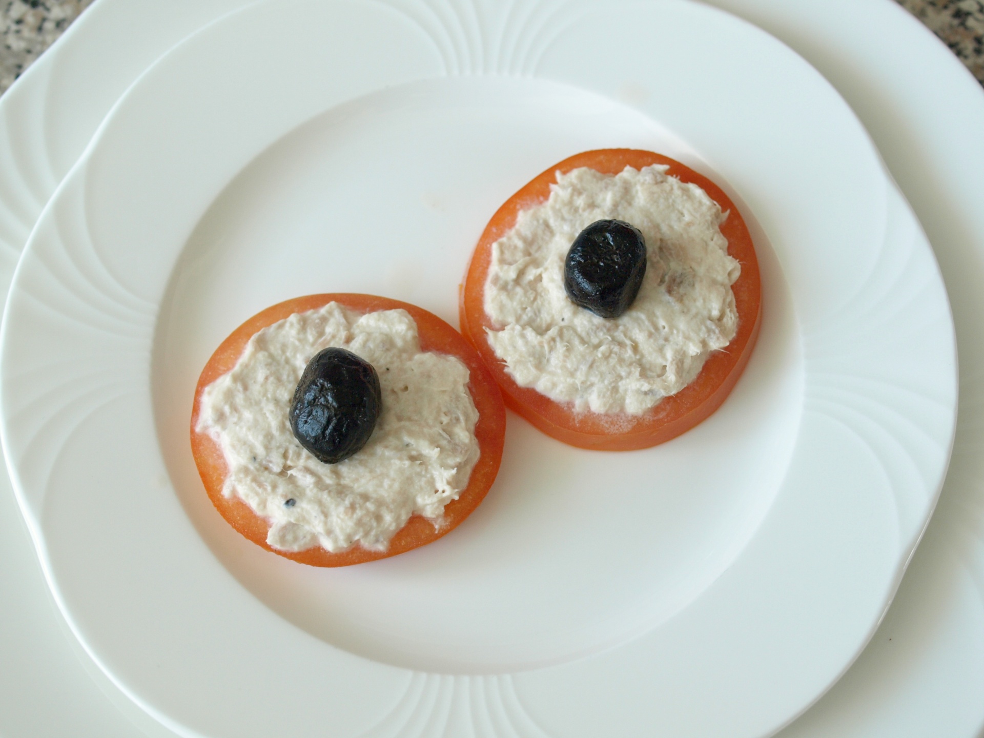 Tomaten mit Thunfischaufstrich