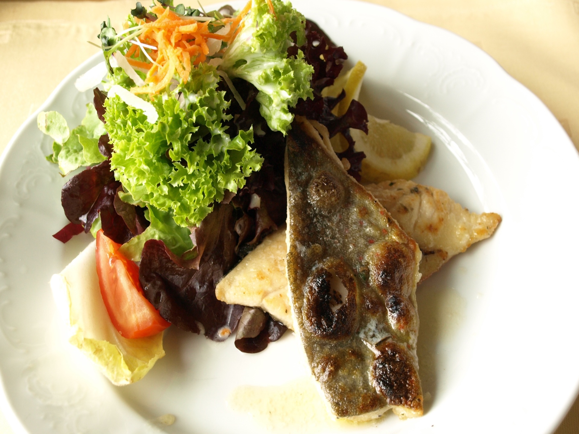 Gebratene Saiblingsfilets auf Blattsalaten