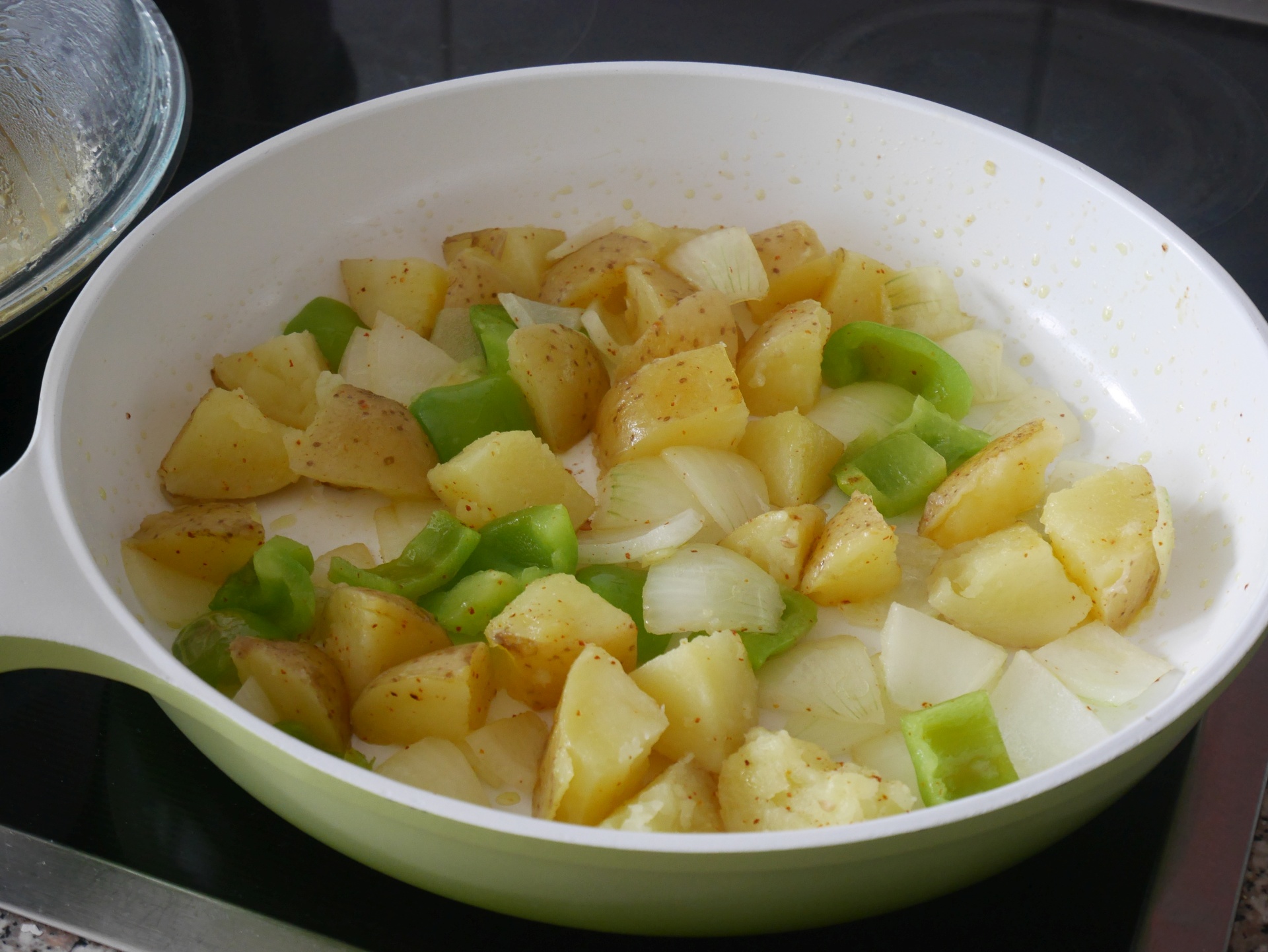 Kartoffelecken mit Zwiebeln und Paprika