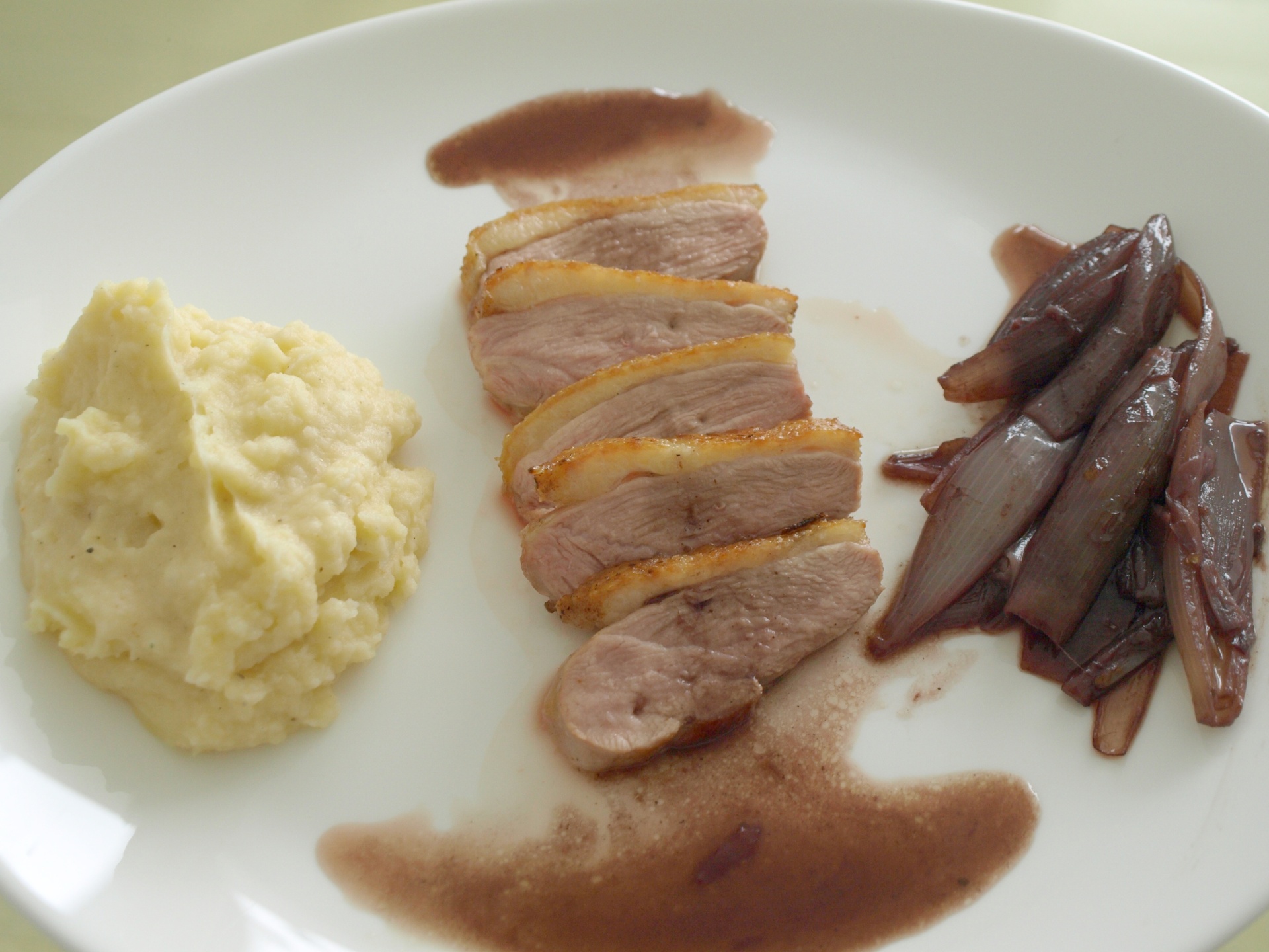 Entenbrust mit Rotweinschalotten