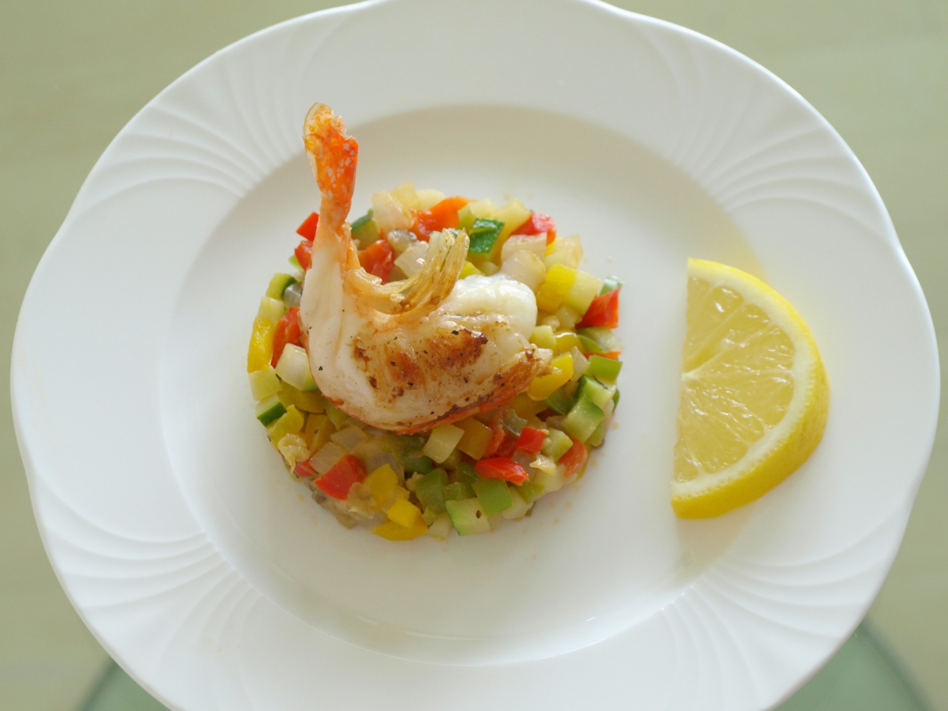 Riesengarnelen auf kleinem Ratatouille
