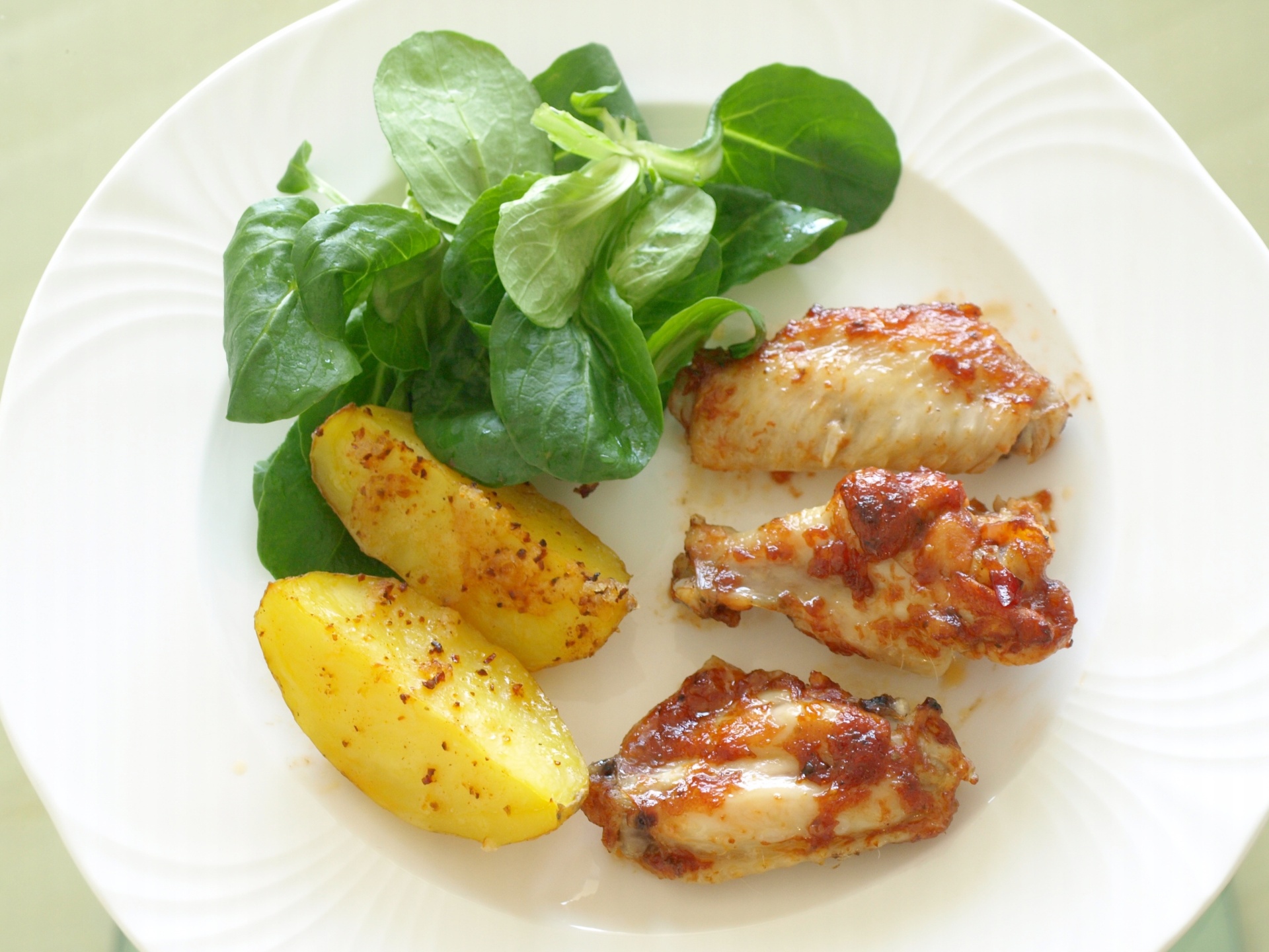 Chicken Wings mit Country-Kartoffeln und Blue
              Cheese Dip
