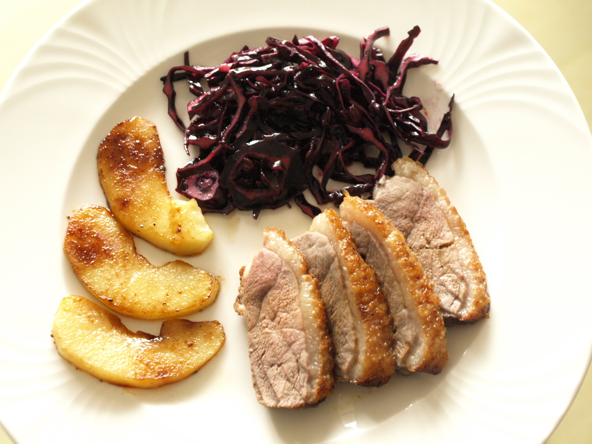 Entenbrust auf Rotkohlsalat