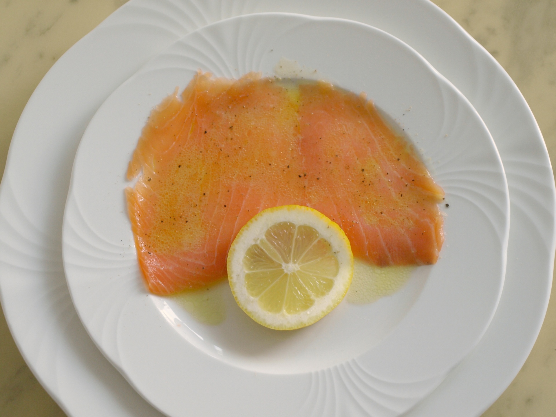 Rucherlachs mit Zitronensauce