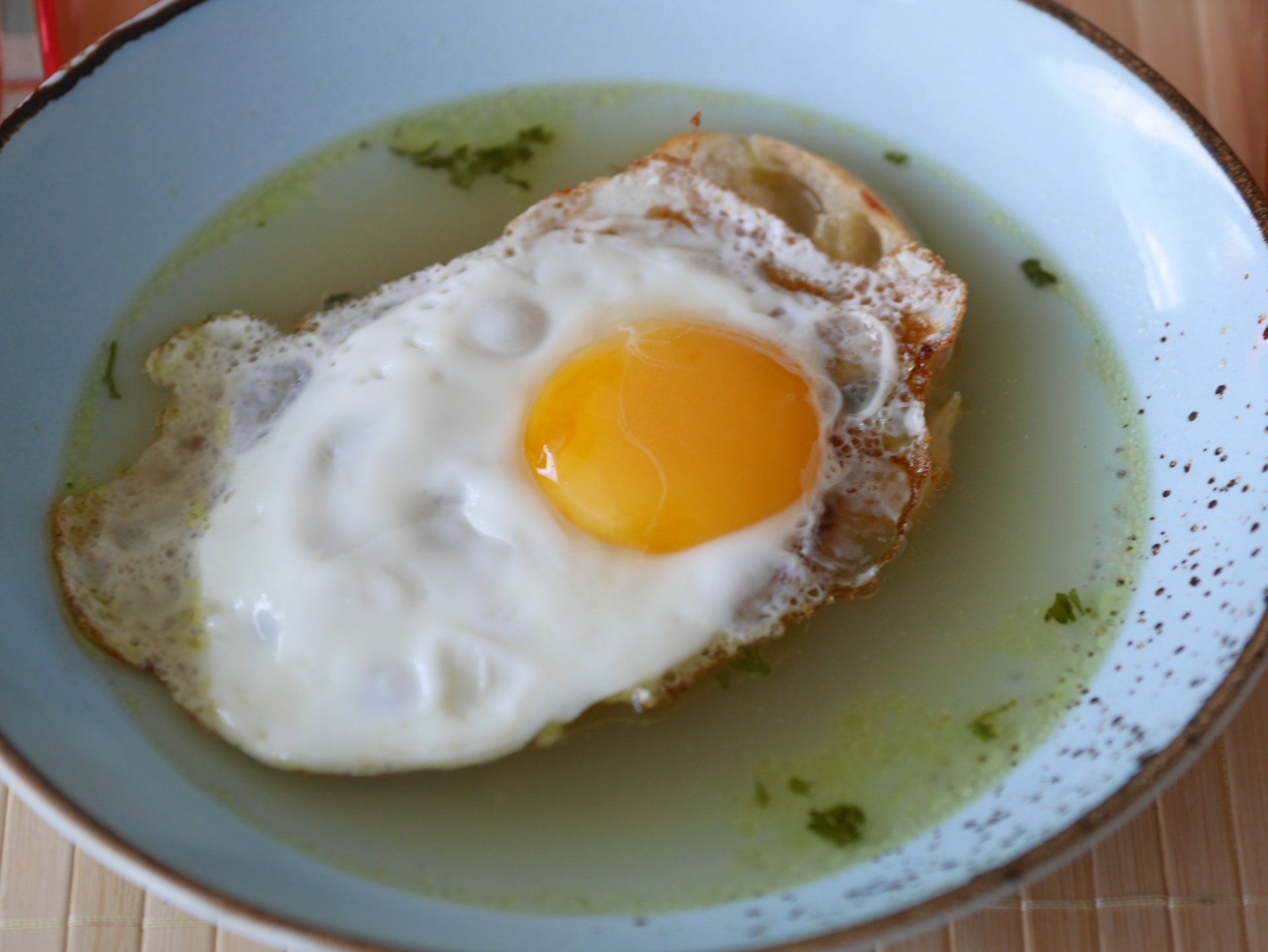 Hhnersuppe mit Ei