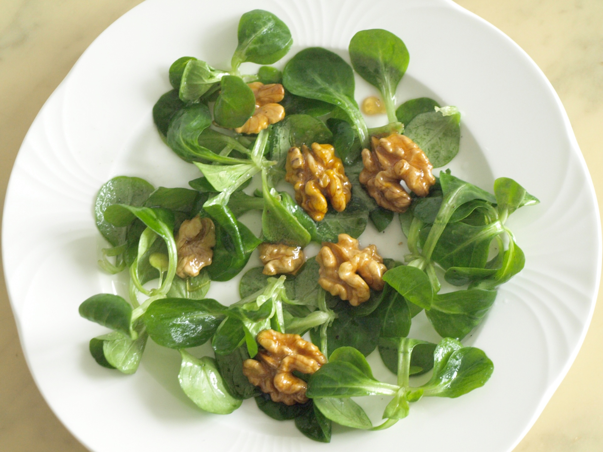 Feldsalat mit karamellisierten Walnssen