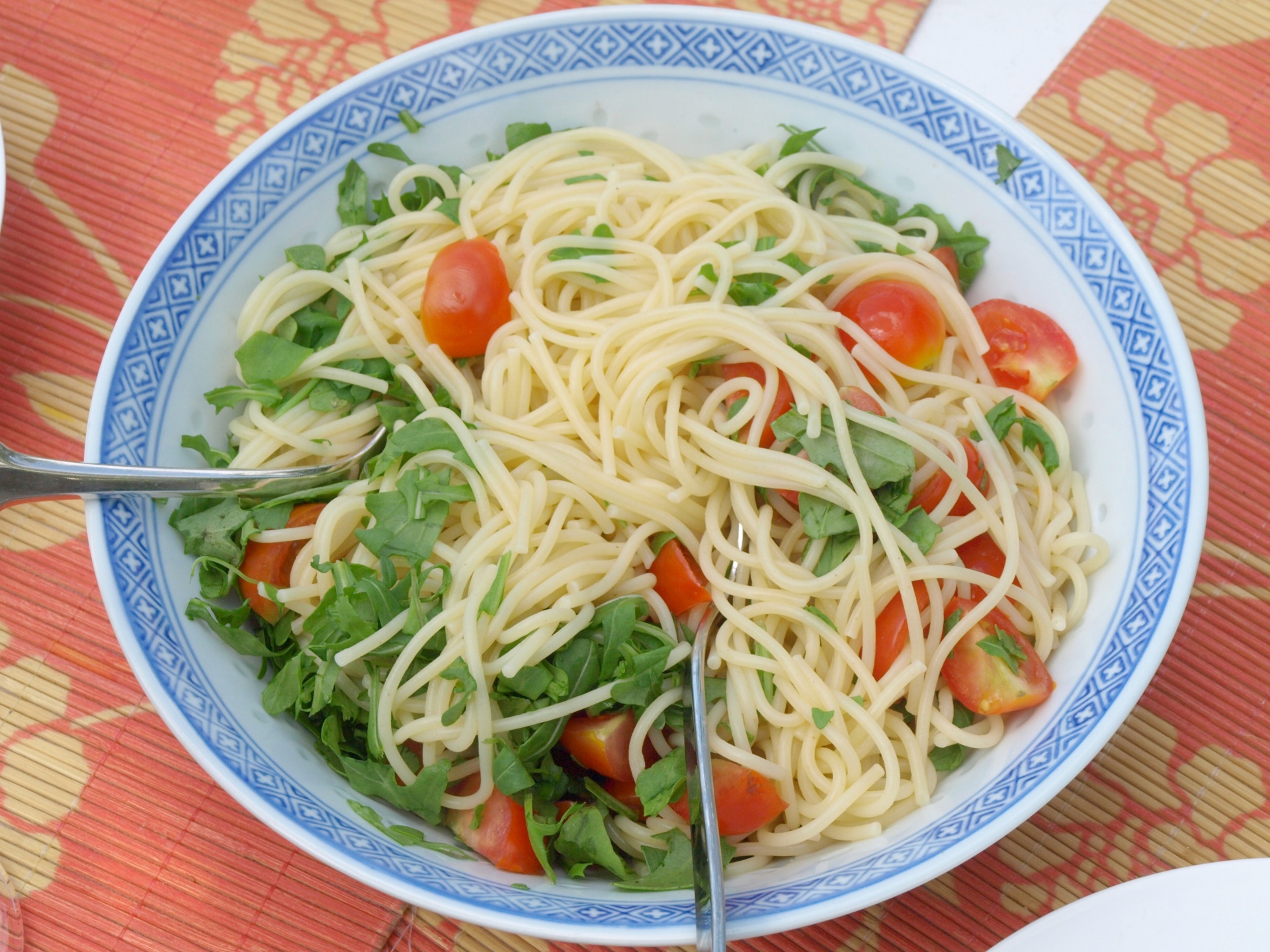 Spaghetti mit Rucola und Kirschtomaten