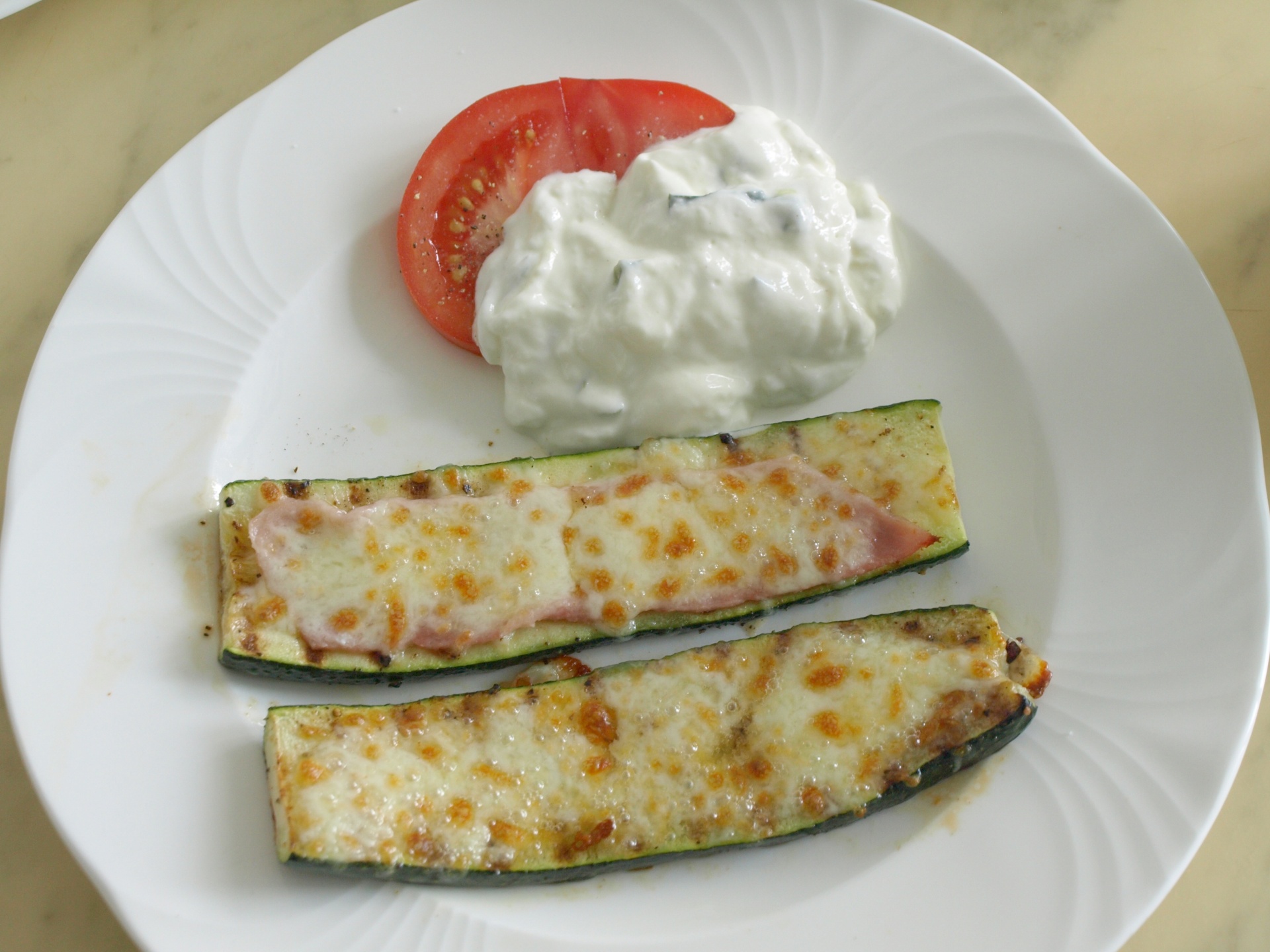 Zucchini mit Tsatsiki