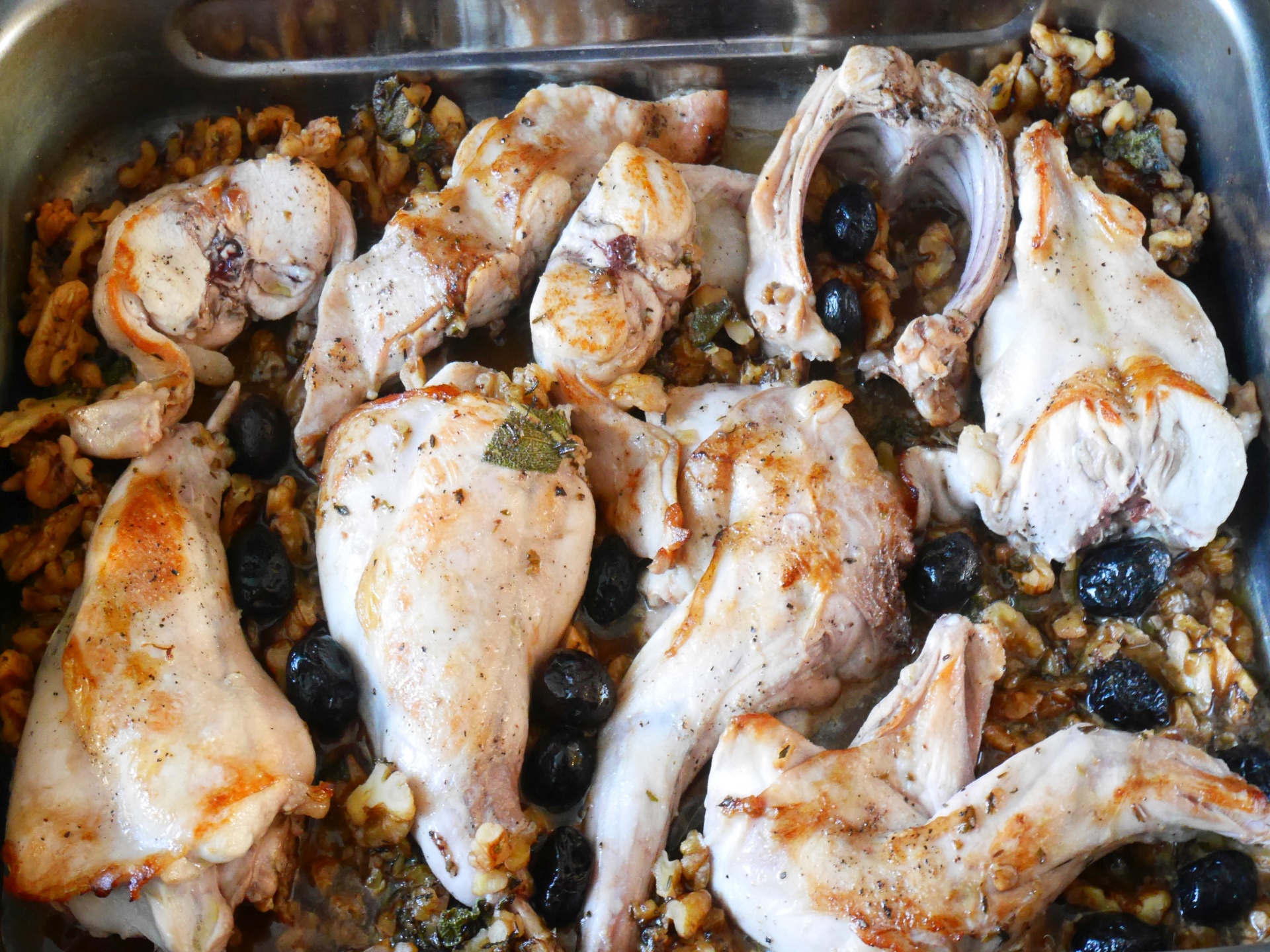 Kaninchen auf griechische Art mit Oliven und
              Walnssen