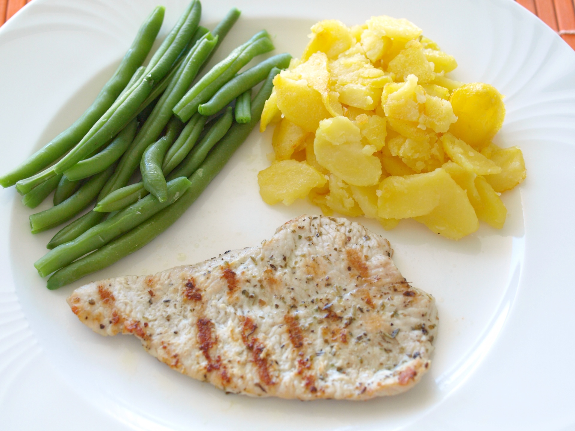 Putenschnitzel mit Bratkartoffeln und grnen
              Bohnen 
