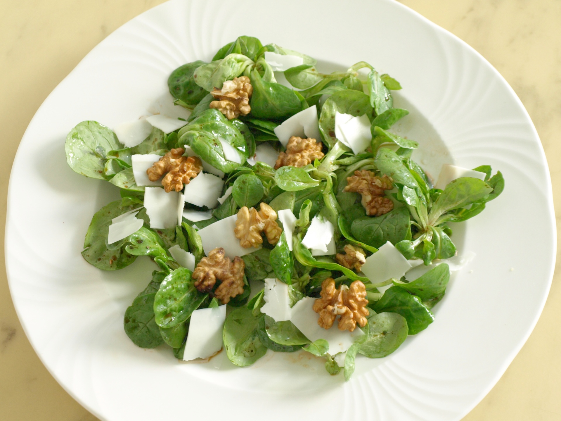 Feldsalat mit Balsamico-Dressing, Ziegenkse
              und Walnssen