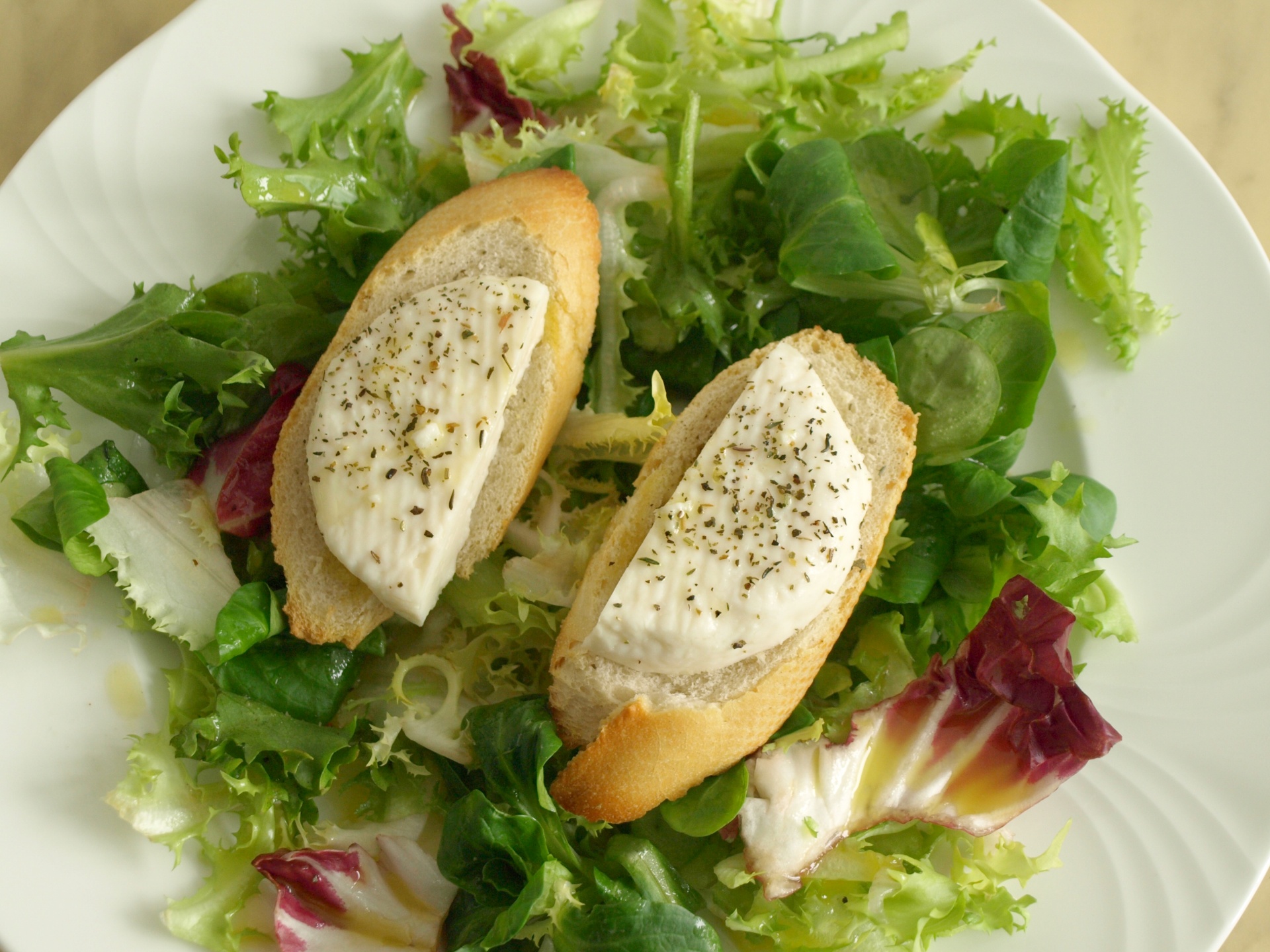 Blattsalate mit berbackenem Ziegenkse aus
              Portugal