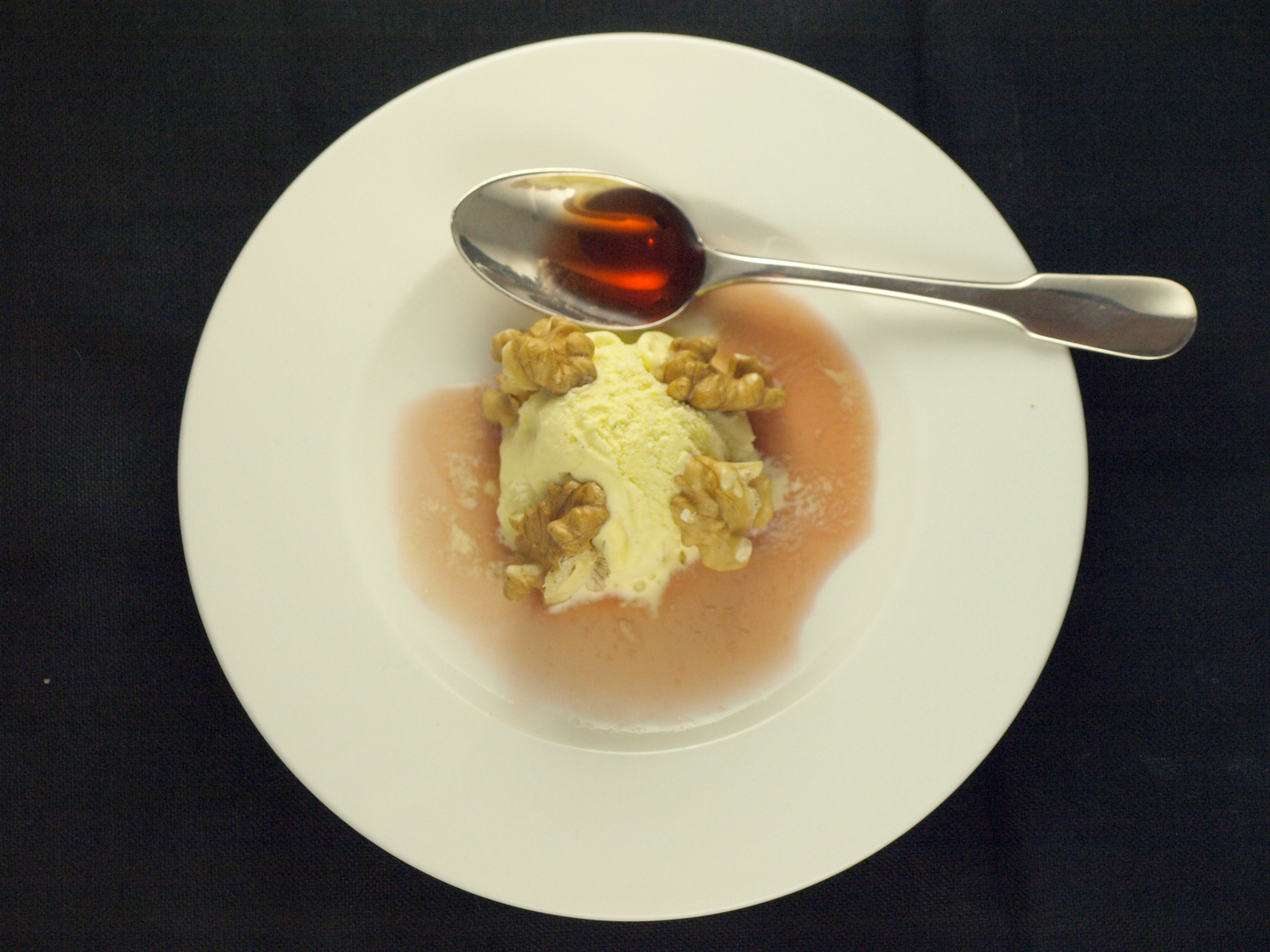 Vanilleeis mit Walnssen