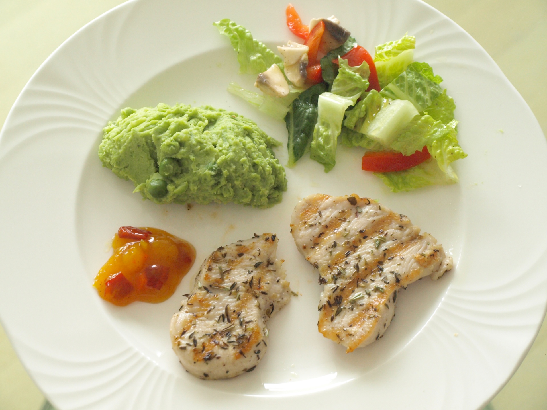 Putenschnitzel mit Erbsenpree