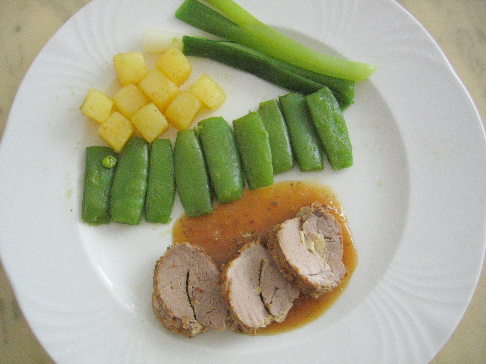 Schweinefilet mit Kartoffelwrfeln und
              Zuckerschoten