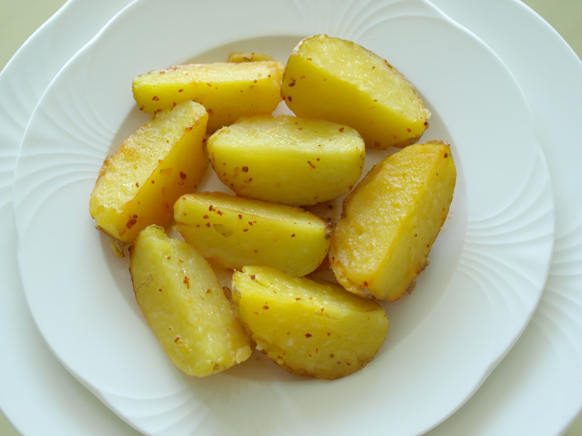 Country-Kartoffeln mit Zwiebeln und Tomaten