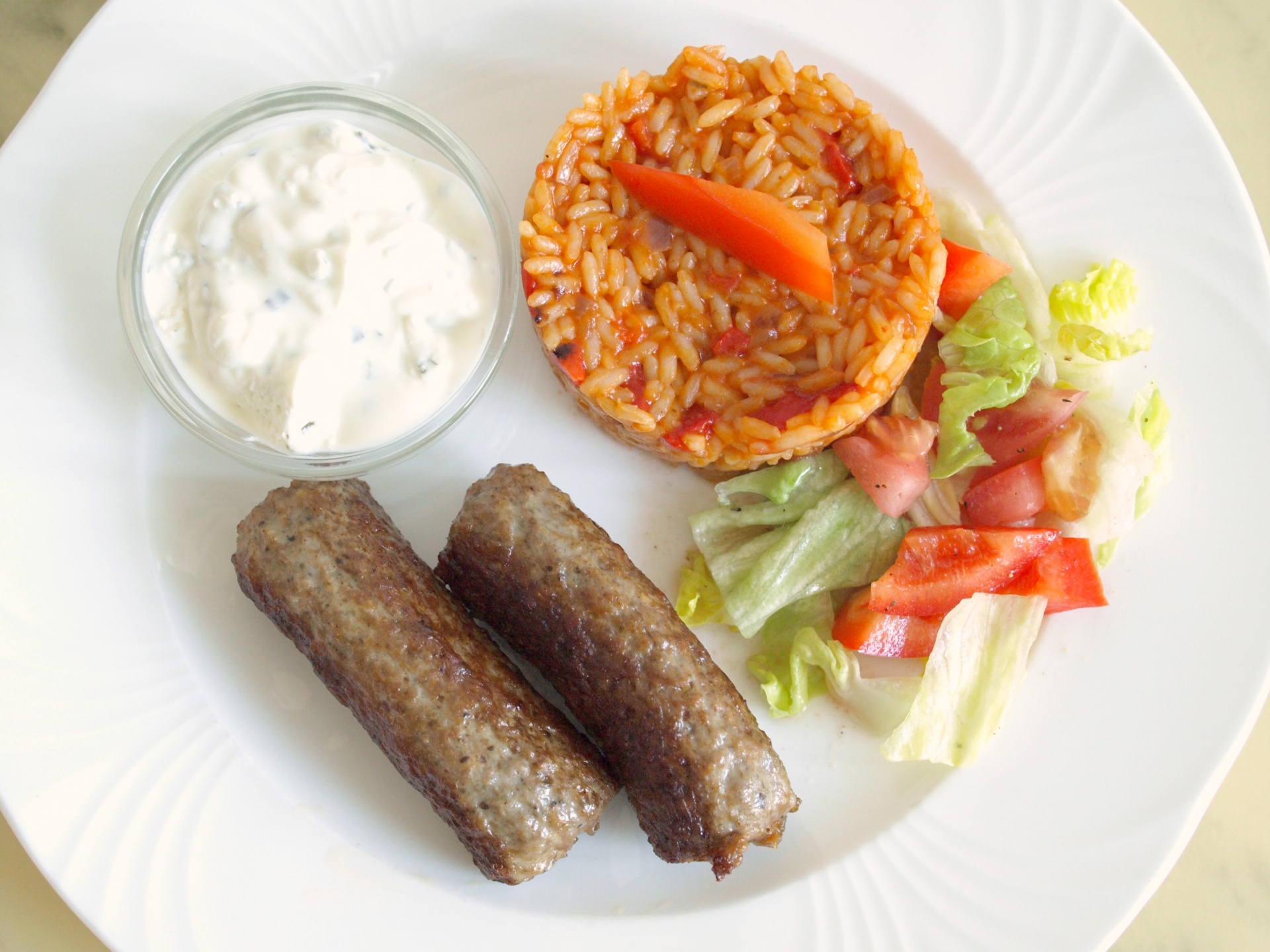 Cevapcici mit Djuvec-Reis und Tsatski