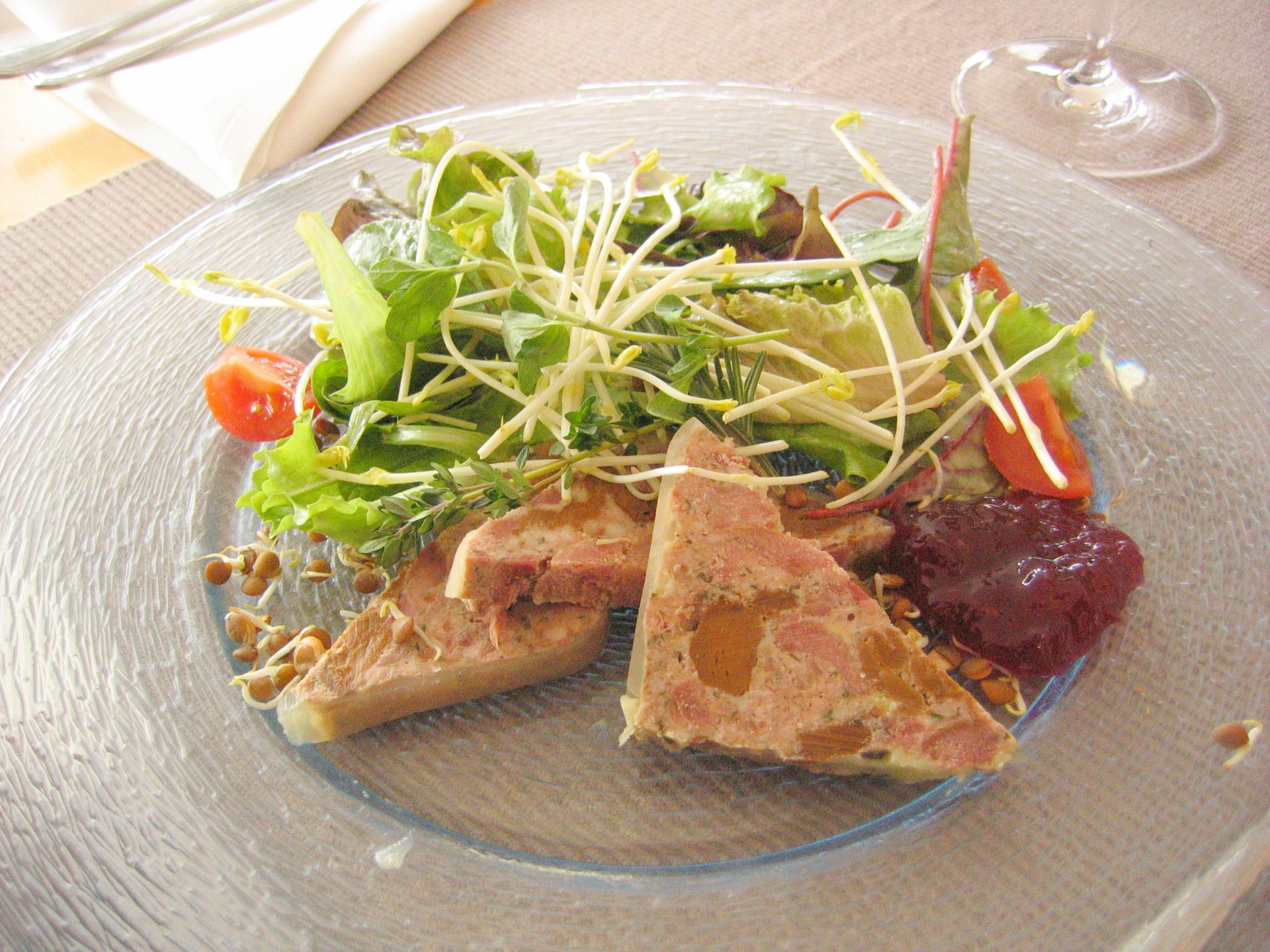 Terrine vom Fasan auf Blattsalaten