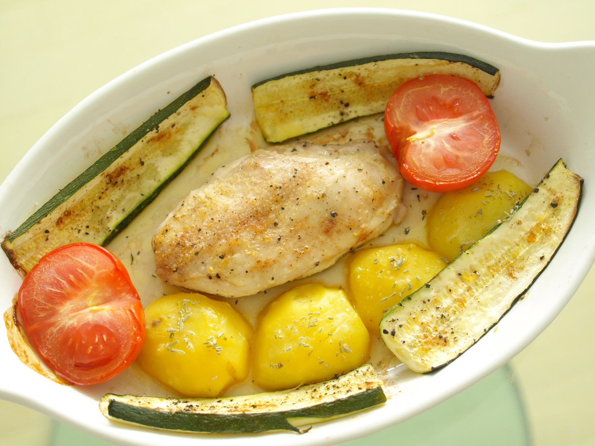 H�hnchenbrust mit Knusperkruste und Gem�se aus
              dem Backofen