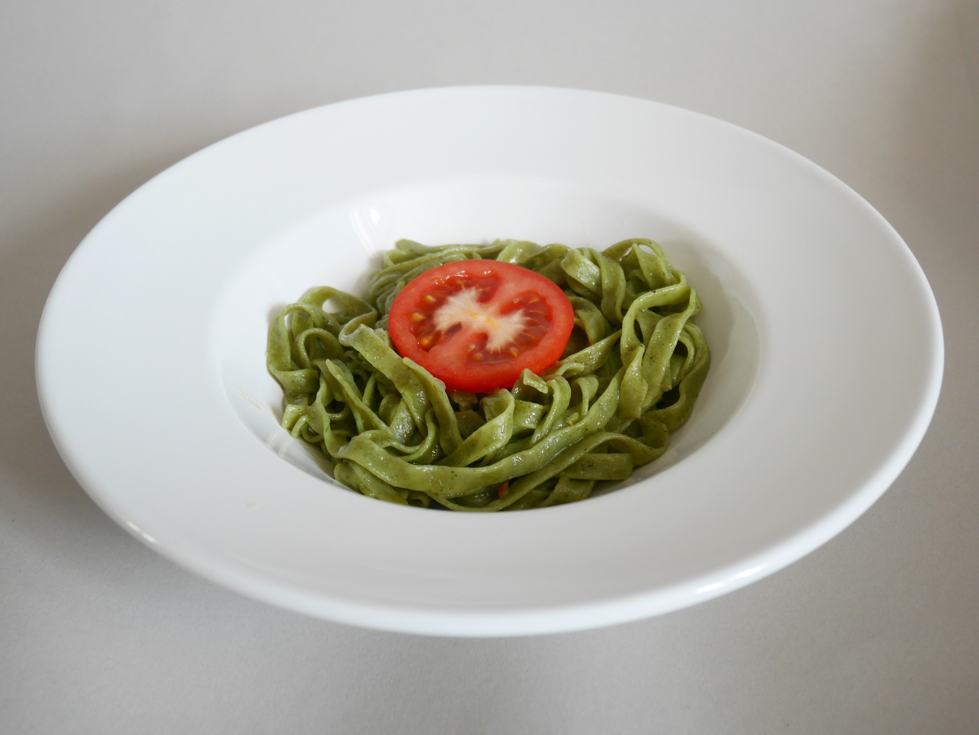 Grne Tagliatelle mit Knoblauchsauce