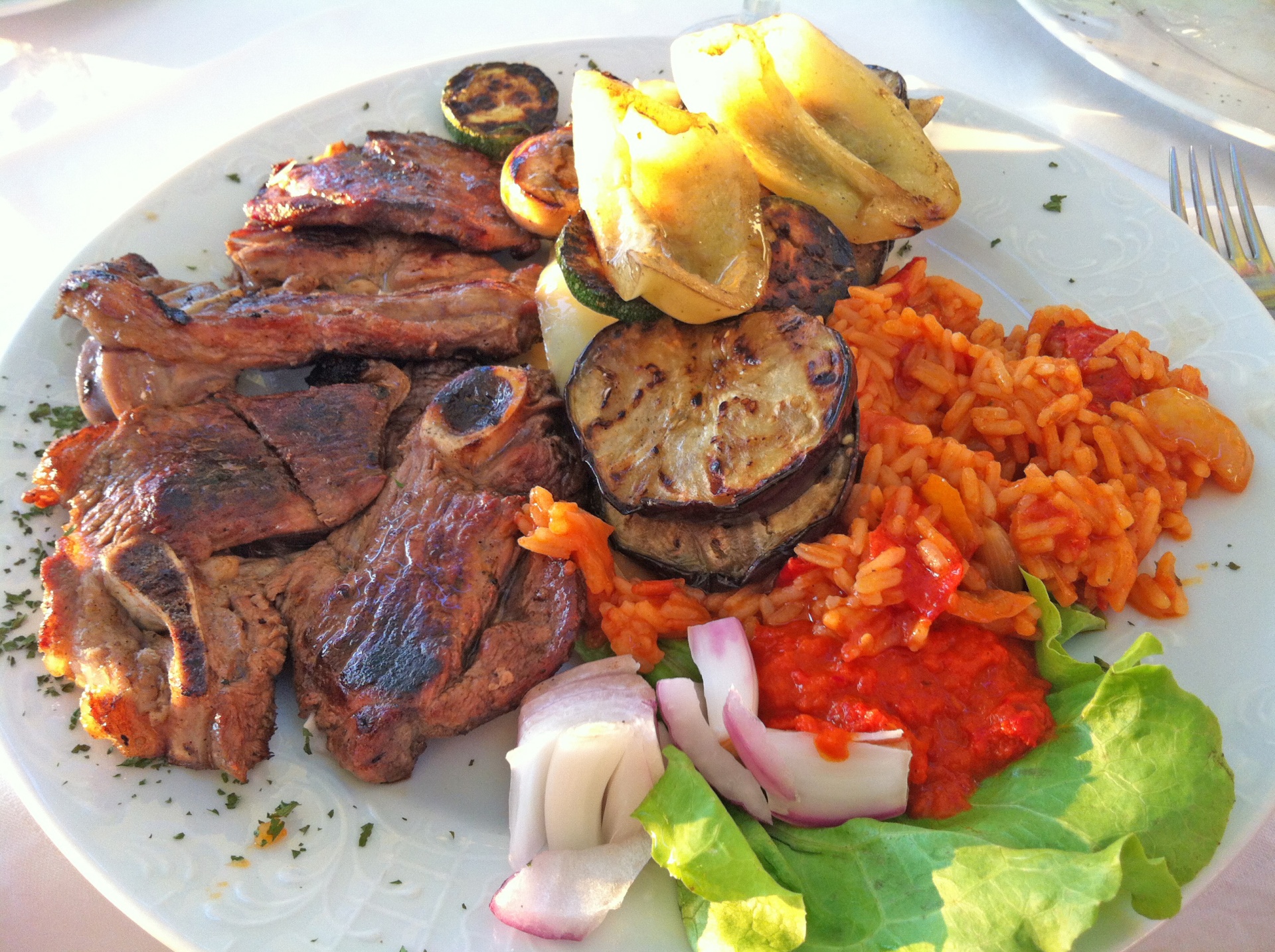 Lamm vom Rost mit gegrilltem Gemse