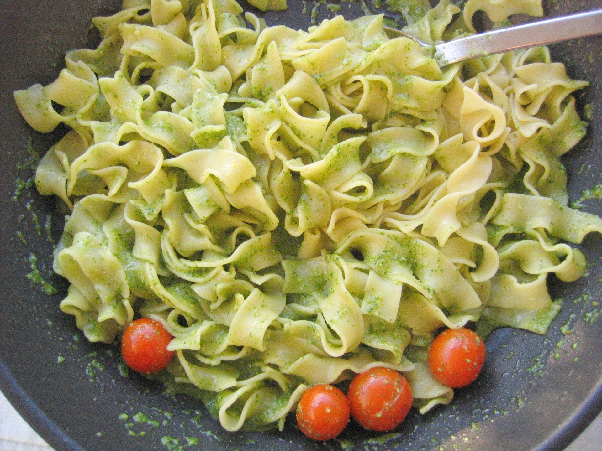 Bandnudeln mit Pesto und Kirschtomaten