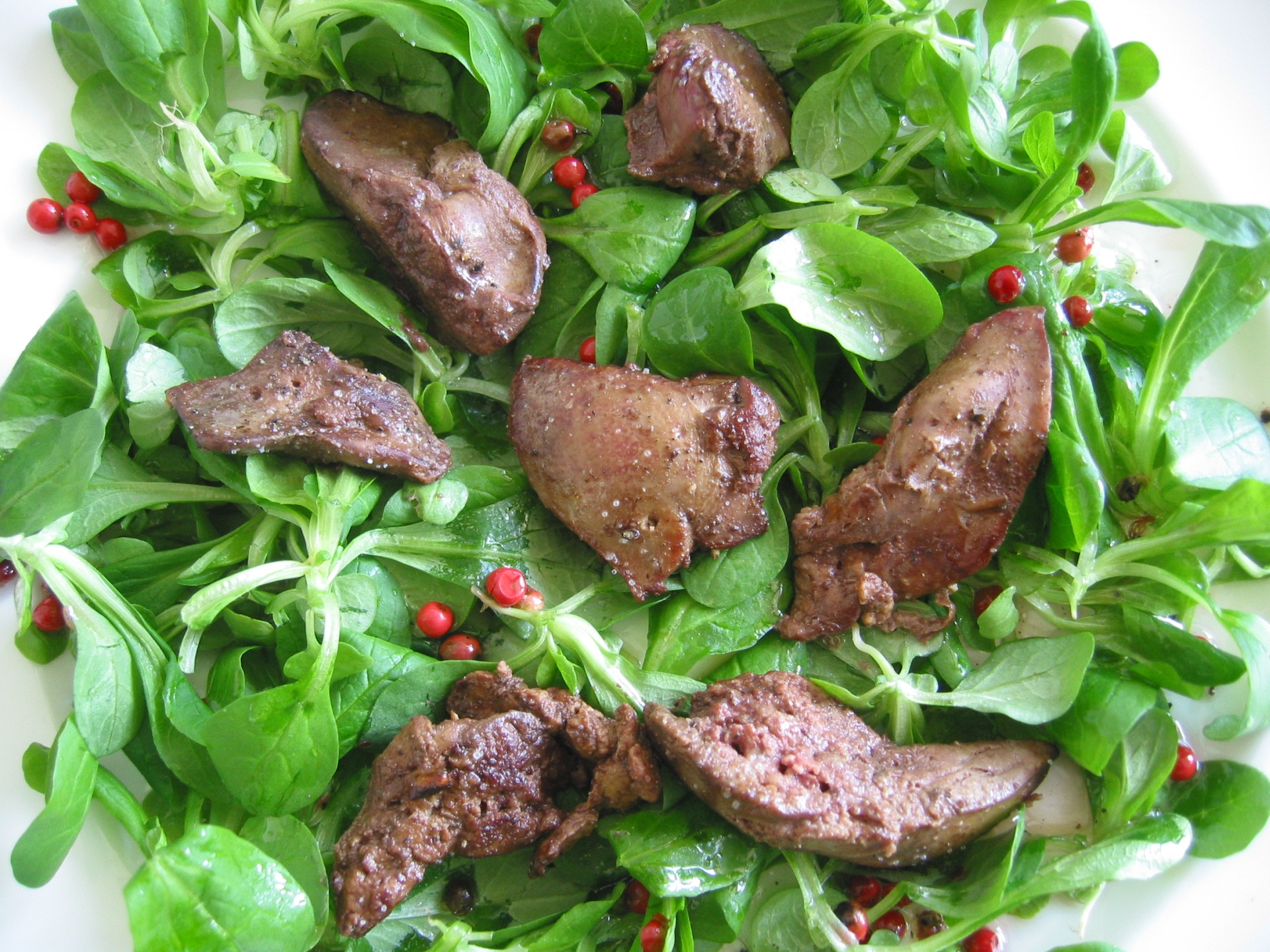 Feldsalat mit Hhnerleber und rosa Beeren