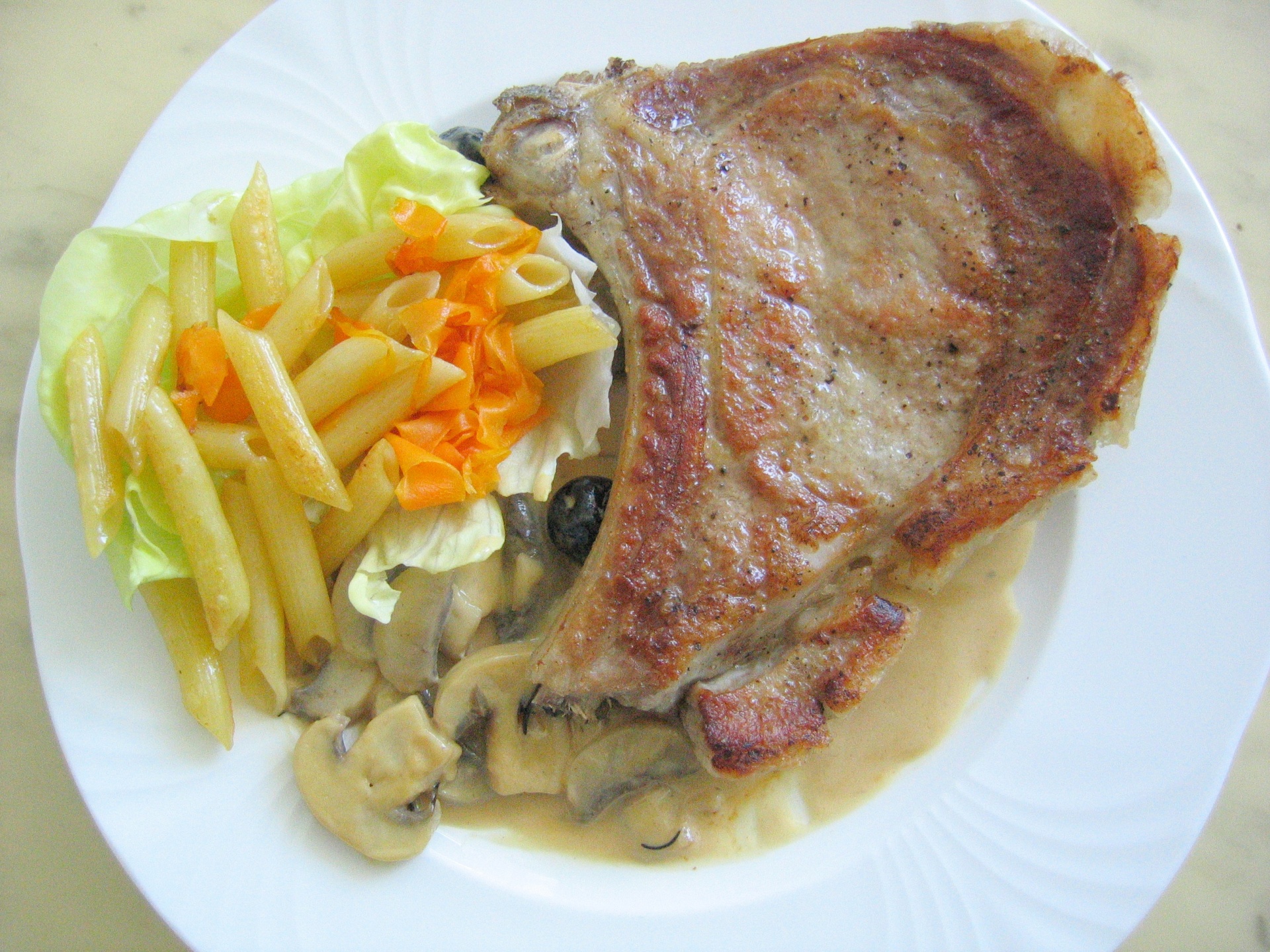 Kalbskotelett mit Champignonsauce und
              Butternudeln