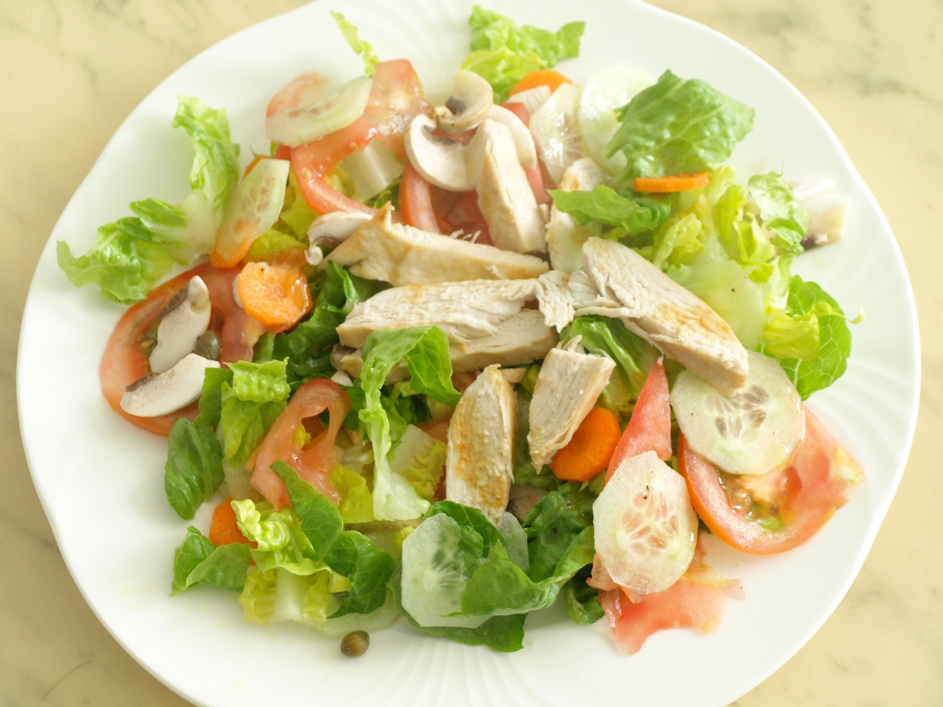 Gebratene Hhnchenbrust auf gemischtem Salat