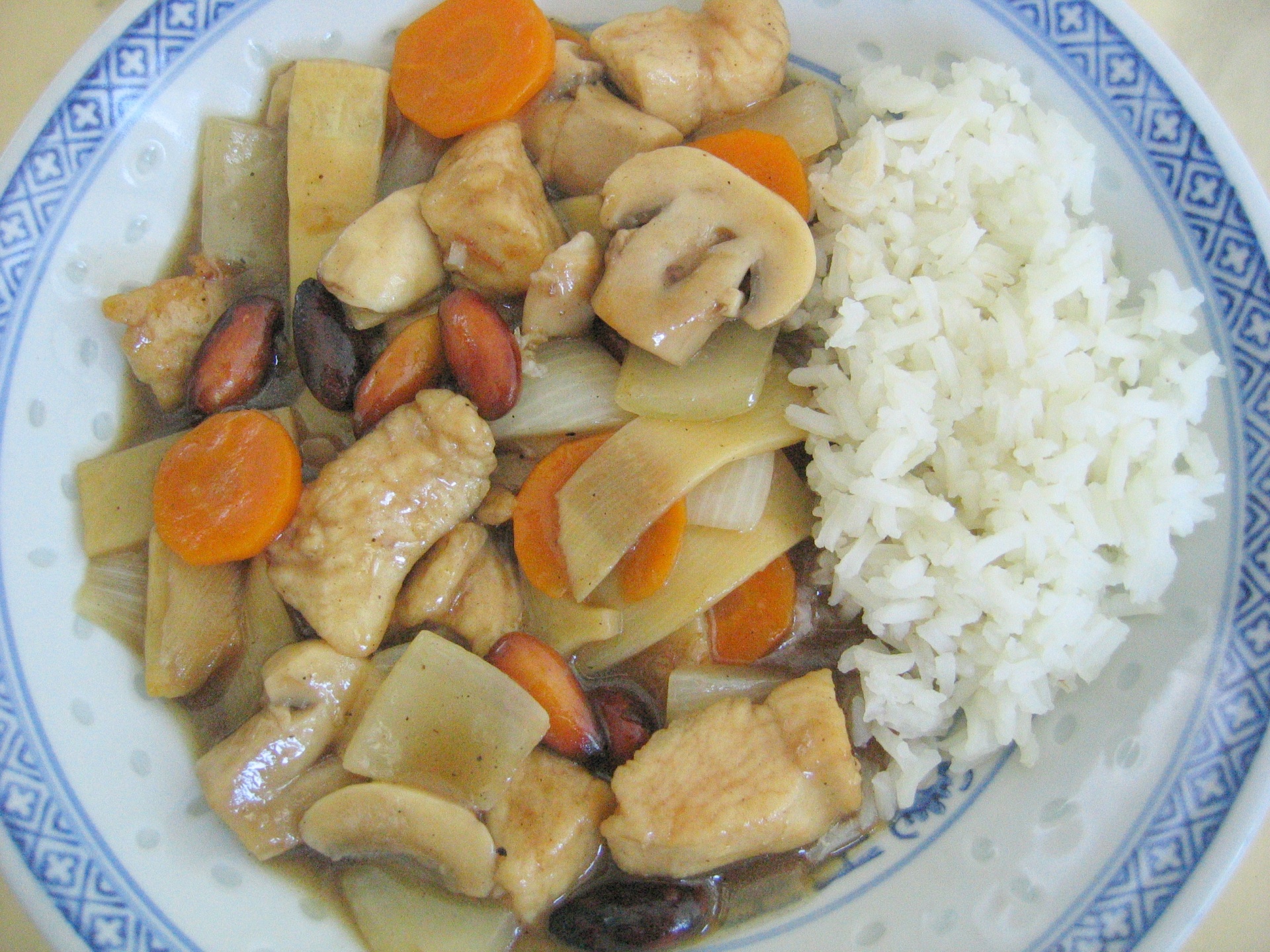 Huhn mit Mandeln, Bambussprossen und
              Champignons