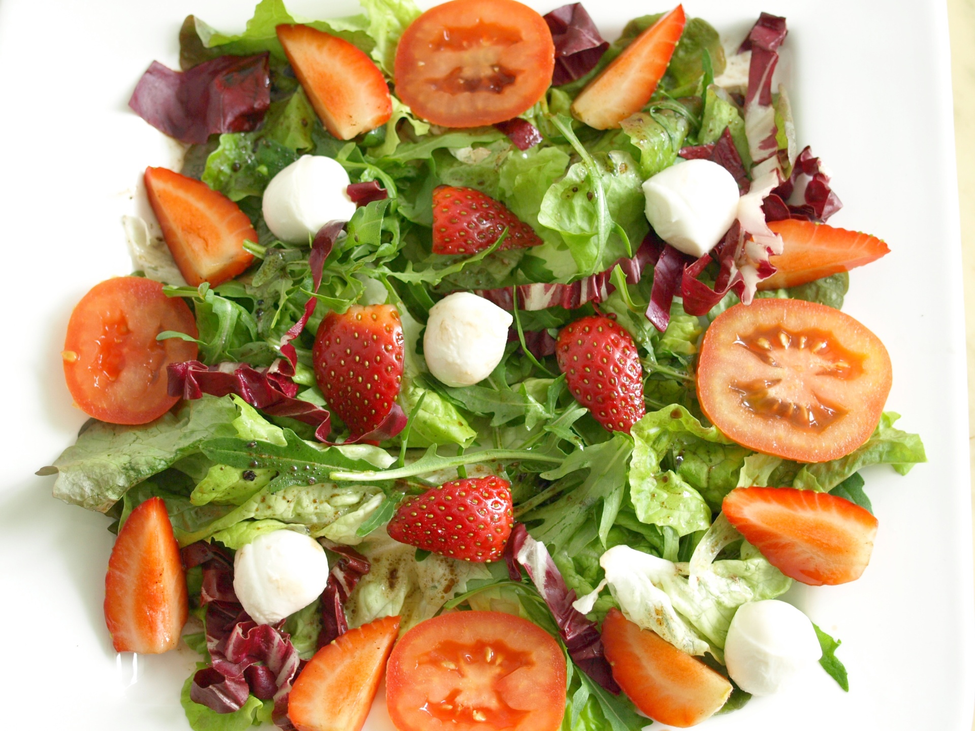 Eichblattsalat mit marinierten Erdbeeren