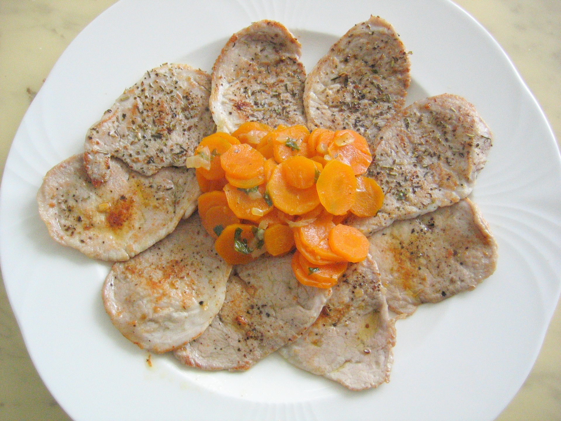 Schweinefiletscheiben mit Karottengemse