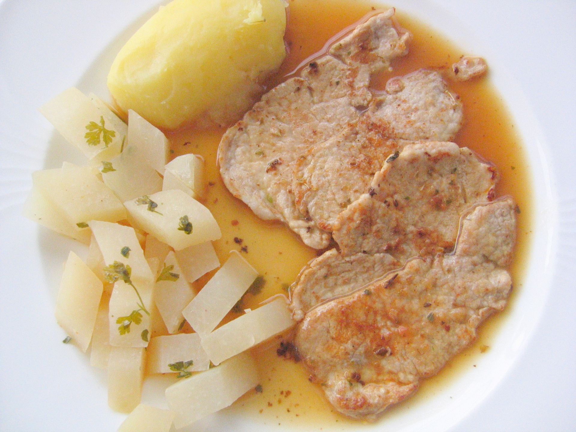 Schweinefiletscheiben mit Kohlrabi und
              Pellkartoffeln