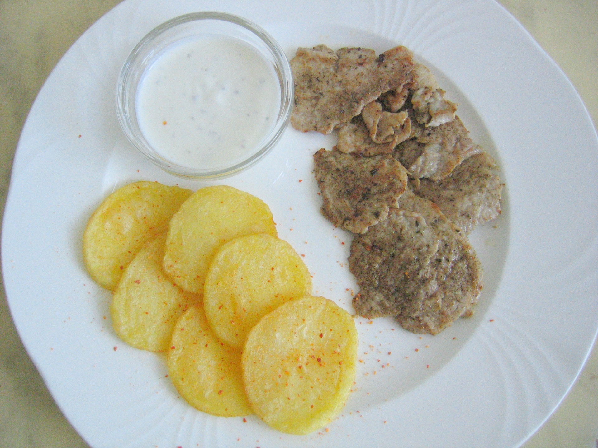 Gyros mit Tsatski und Kartoffelscheiben