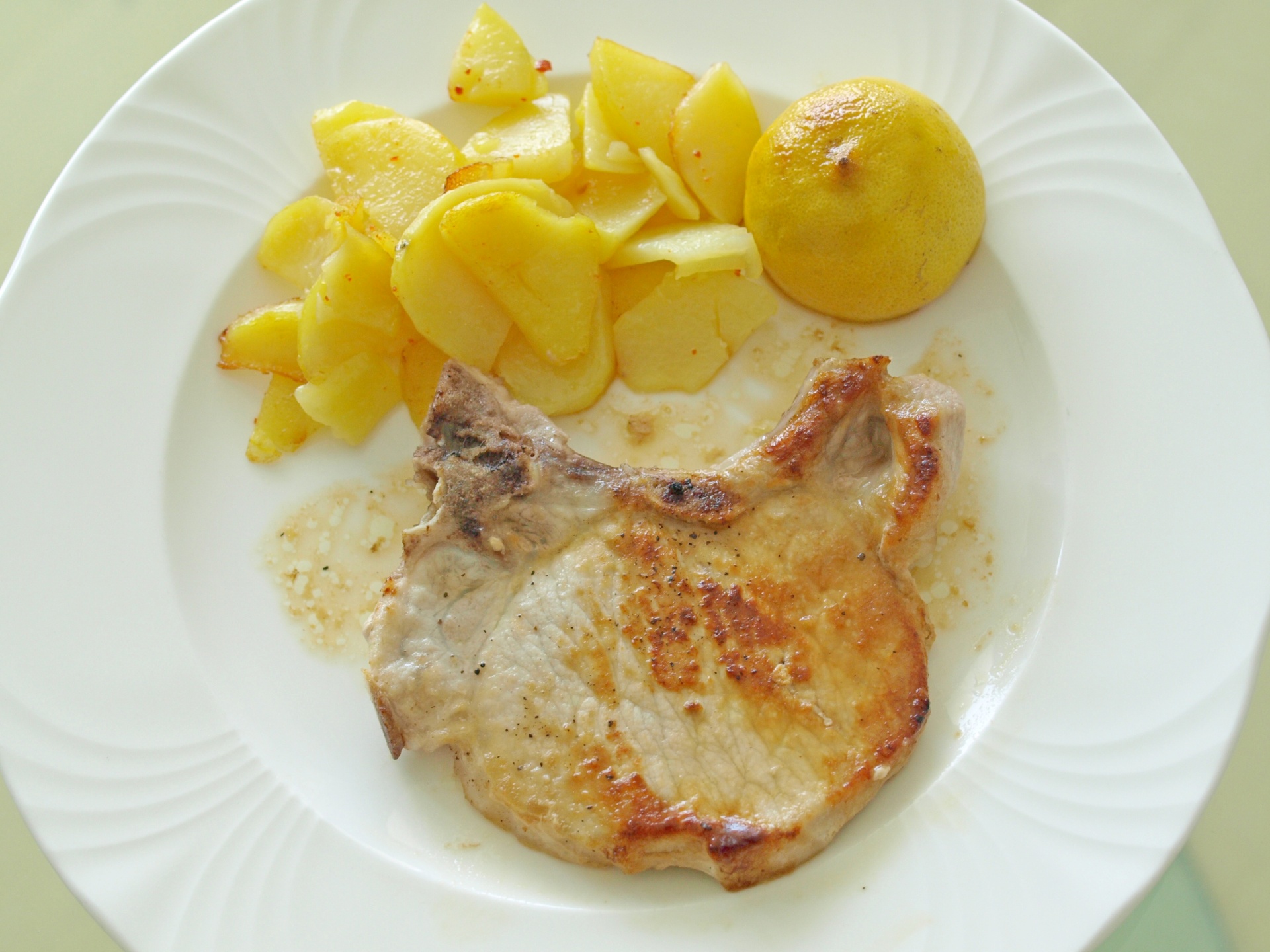 Schweinekotelett mit Bratkartoffeln