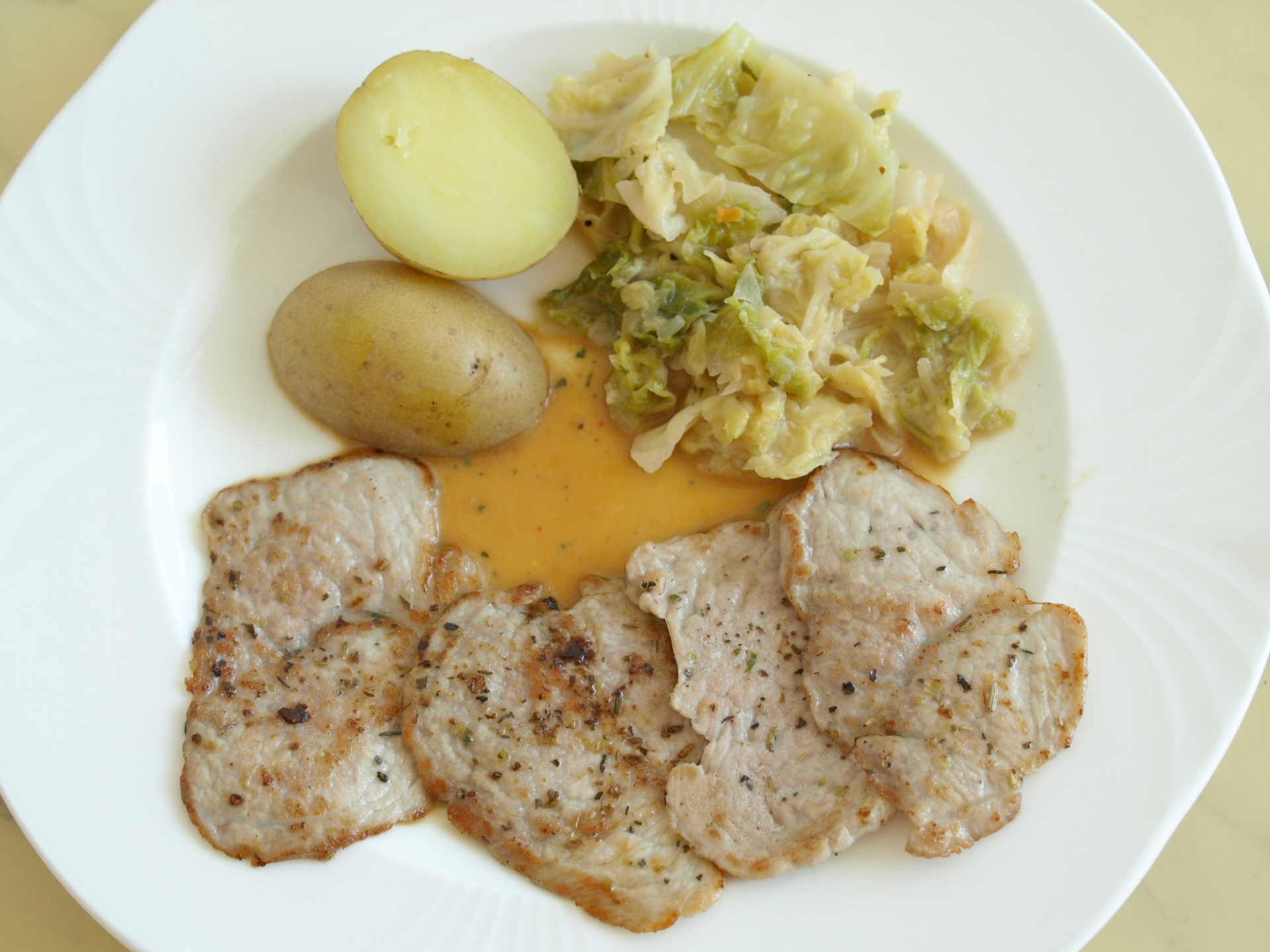 Schweinefiletscheiben mit Rahmwirsing
