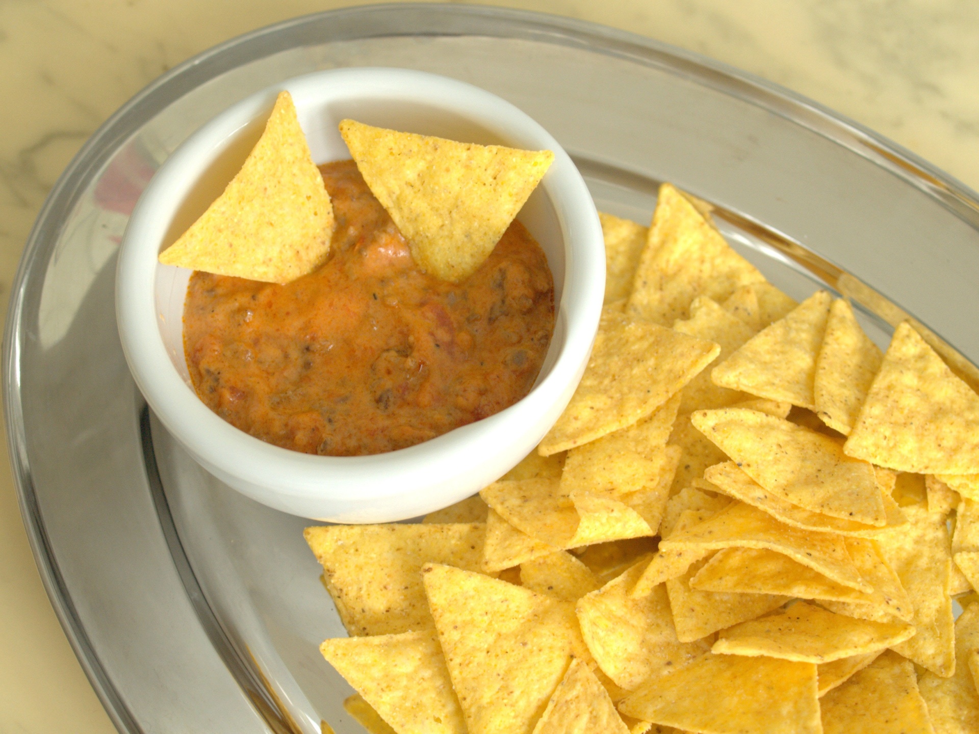 Queso Dip zu Nachos