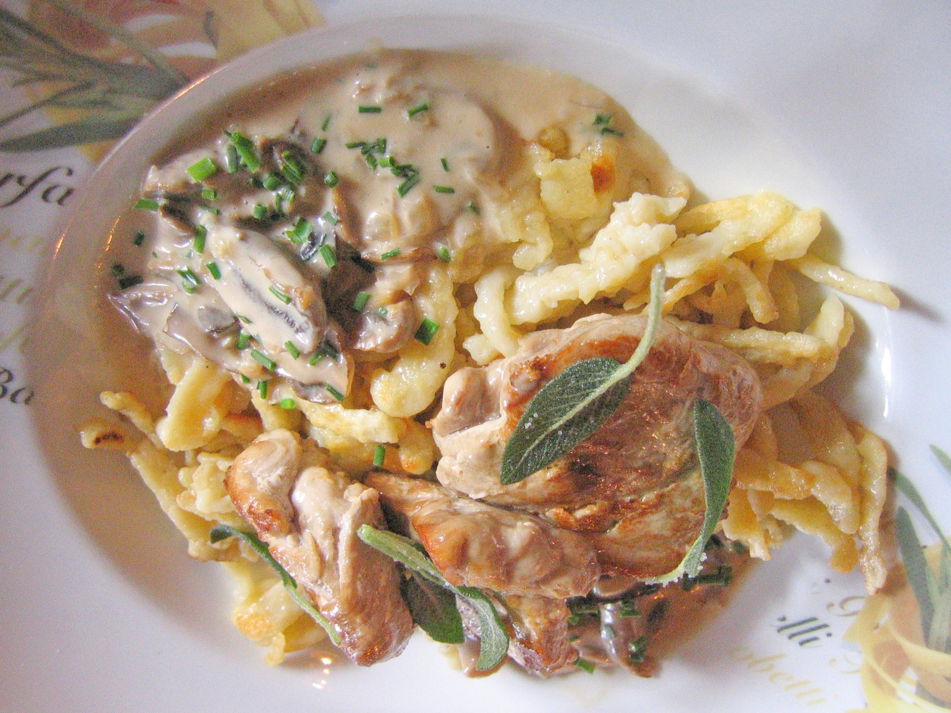 Schweinemedaillons mit Jgersauce und Sptzle